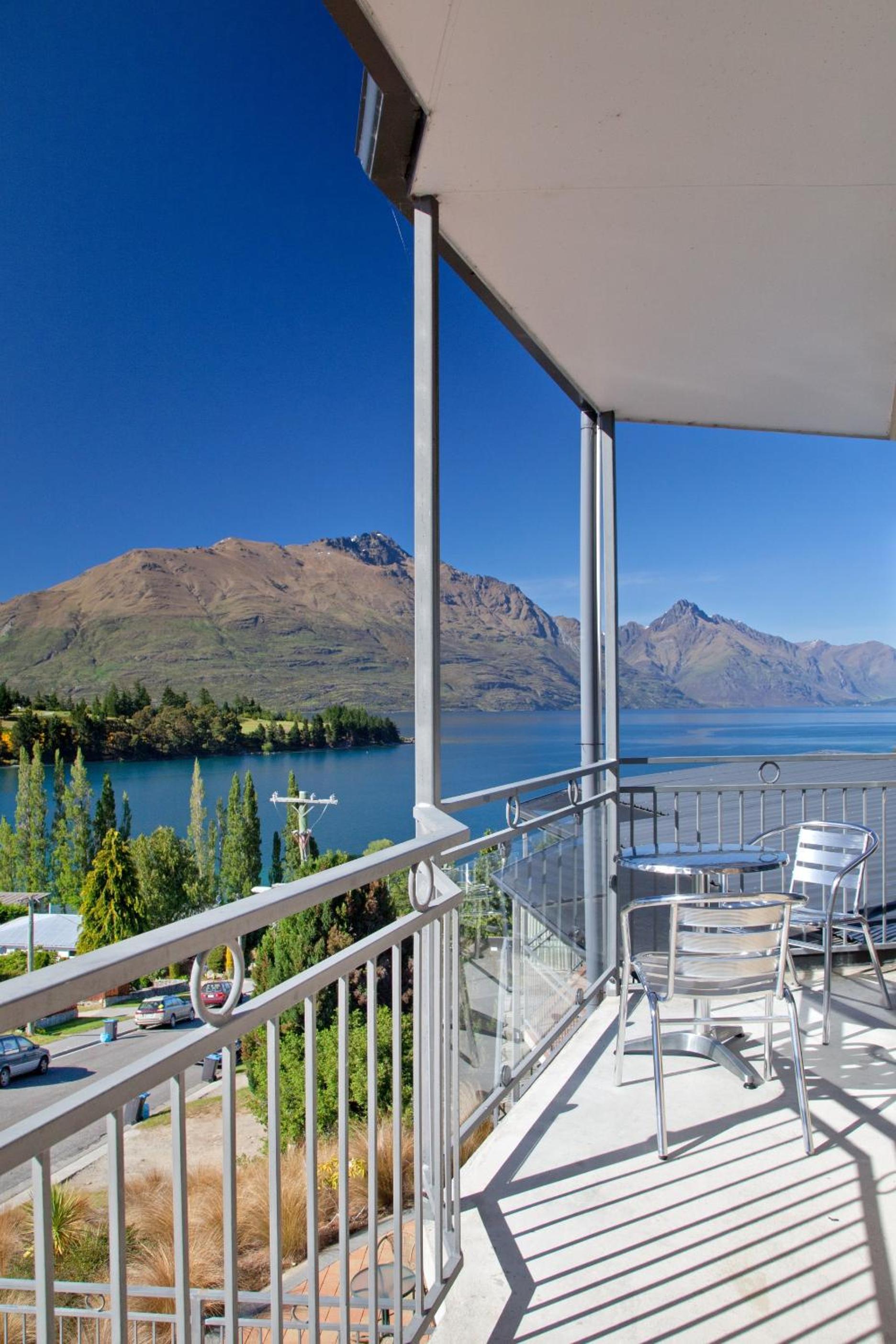Large Studio with Lake View - Photo 3