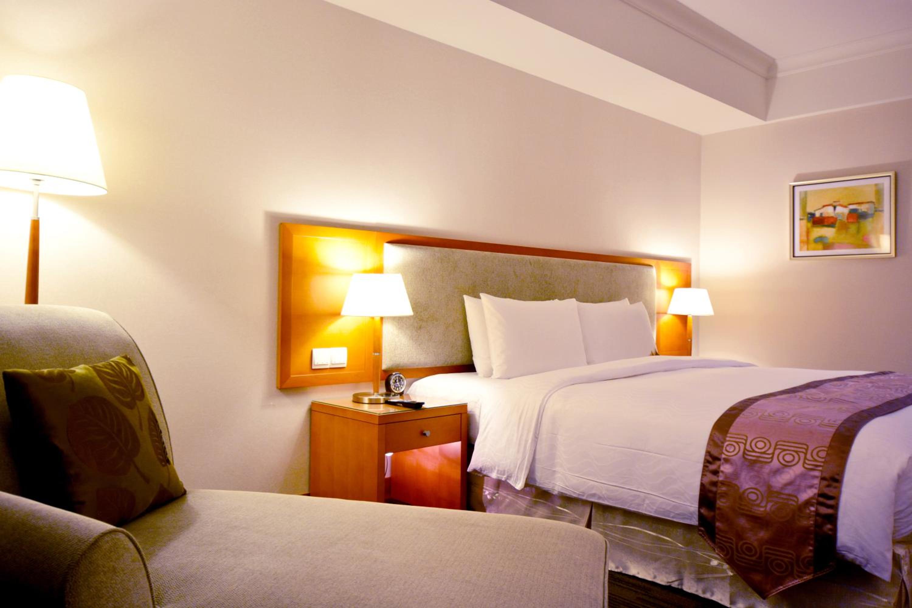Deluxe Double Room with Bath - Photo 7