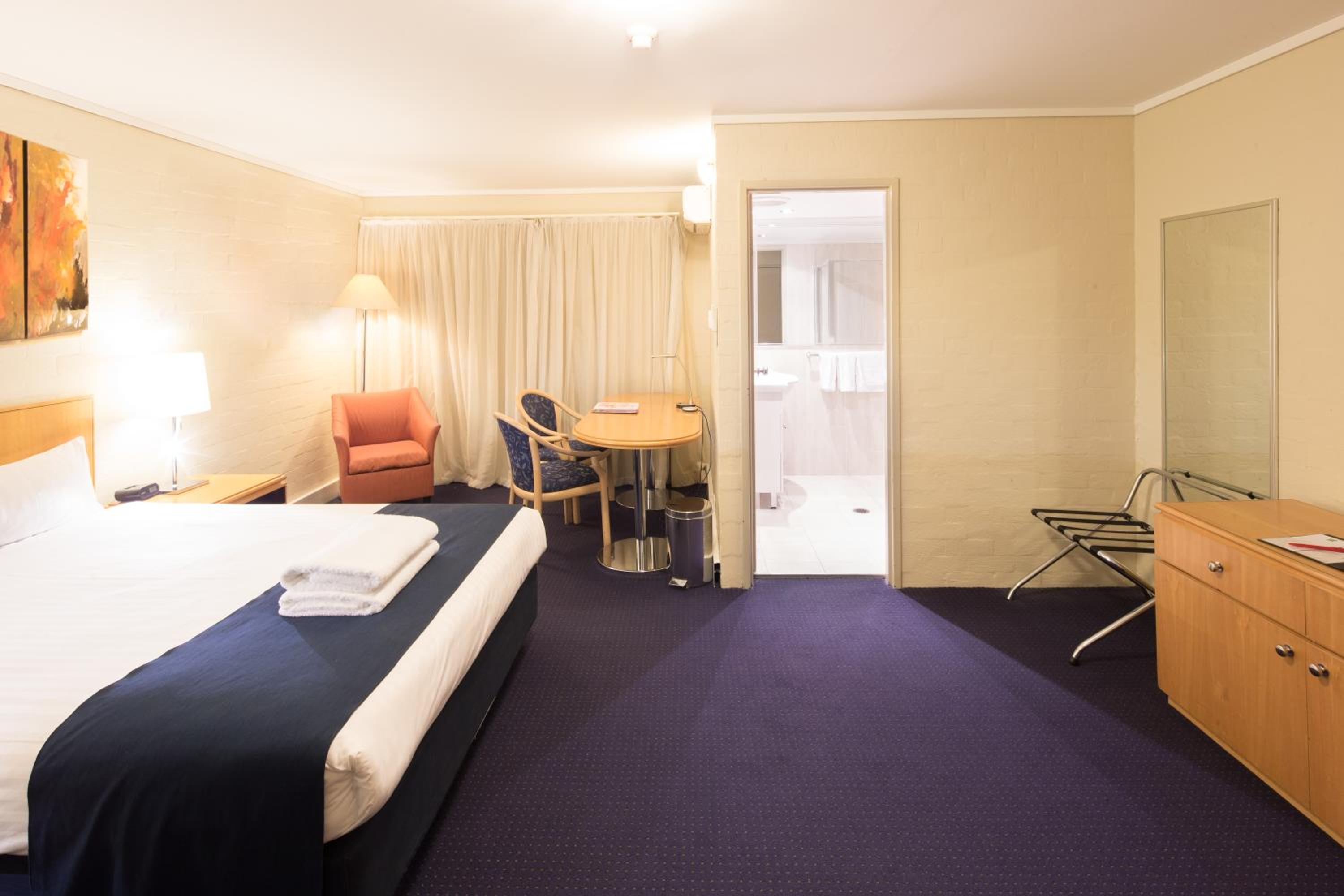 Standard Queen Room - Photo 8