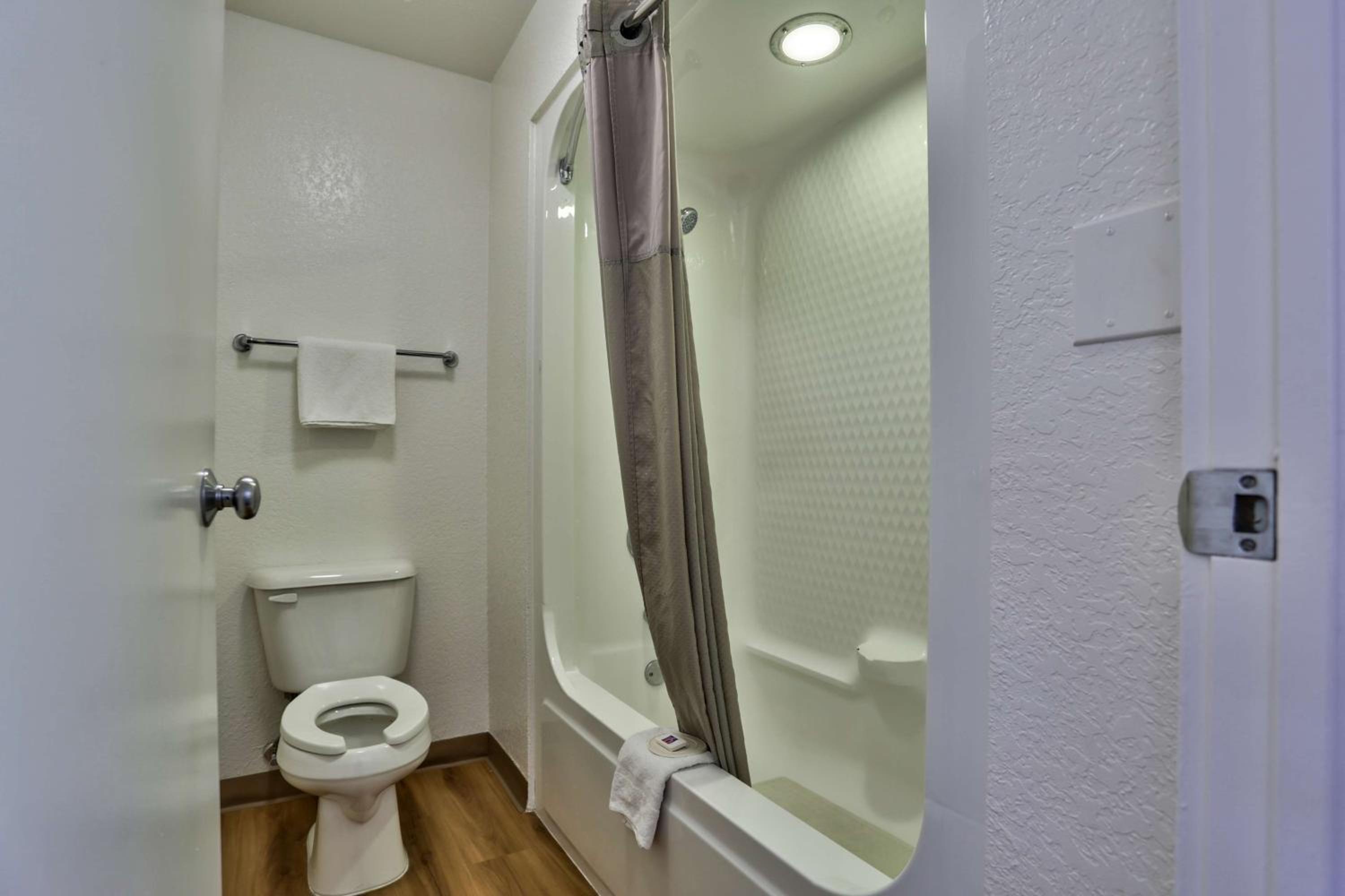 Deluxe Quadruple Room - Smoking photo 2