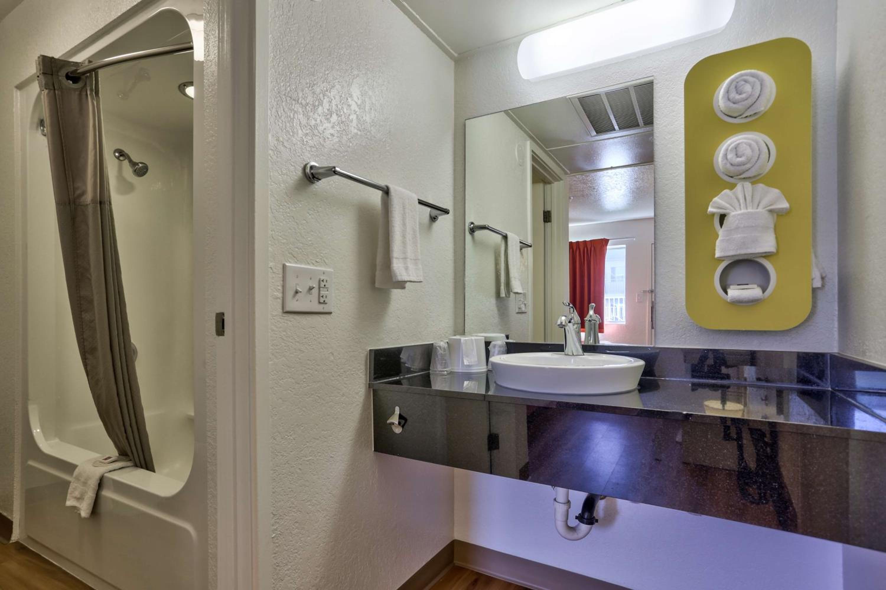 Quadruple Room - Disability Access photo 3