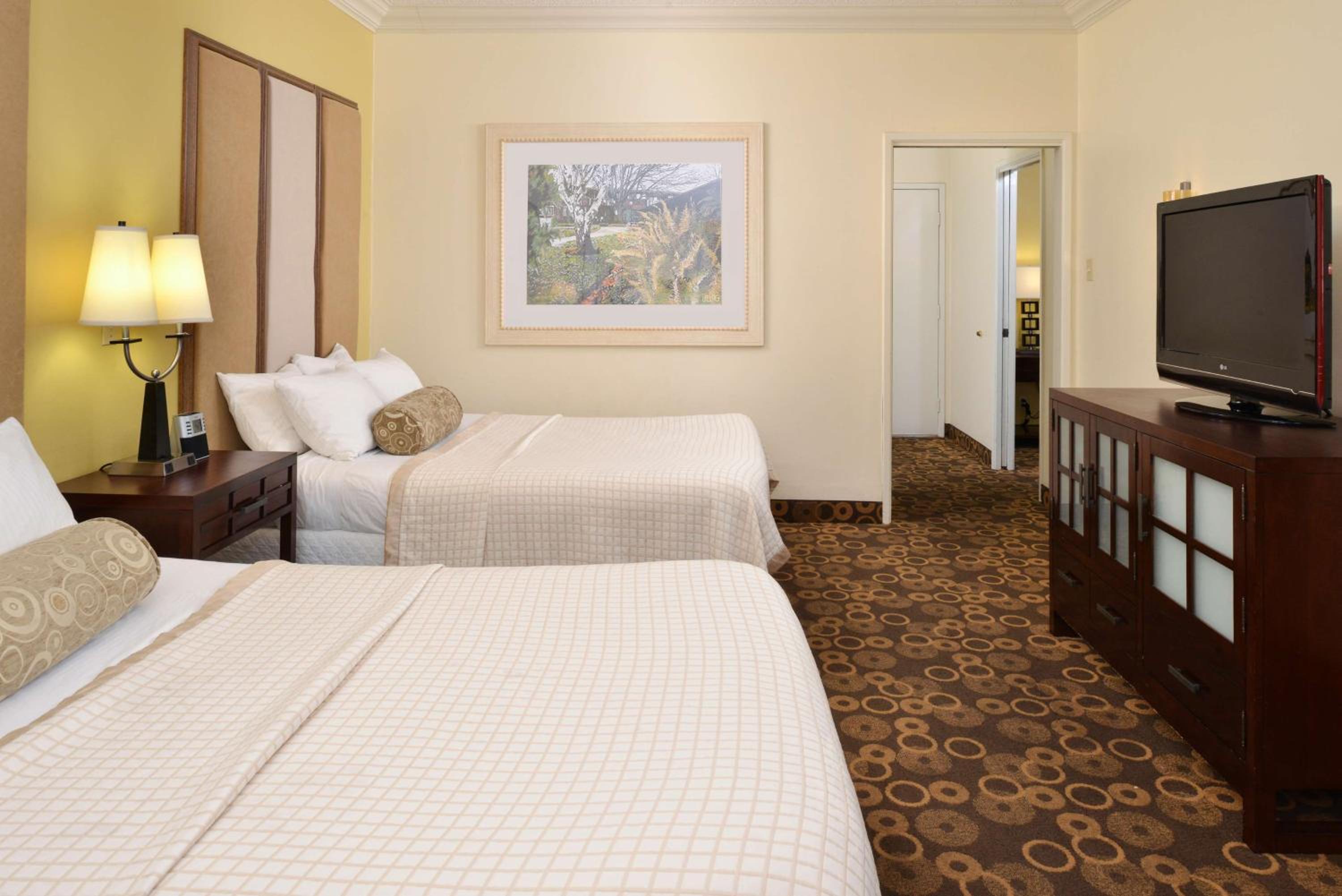 Double Room with Two Double Beds and Bath Tub - Disability Access/Non-Smoking - Photo 2