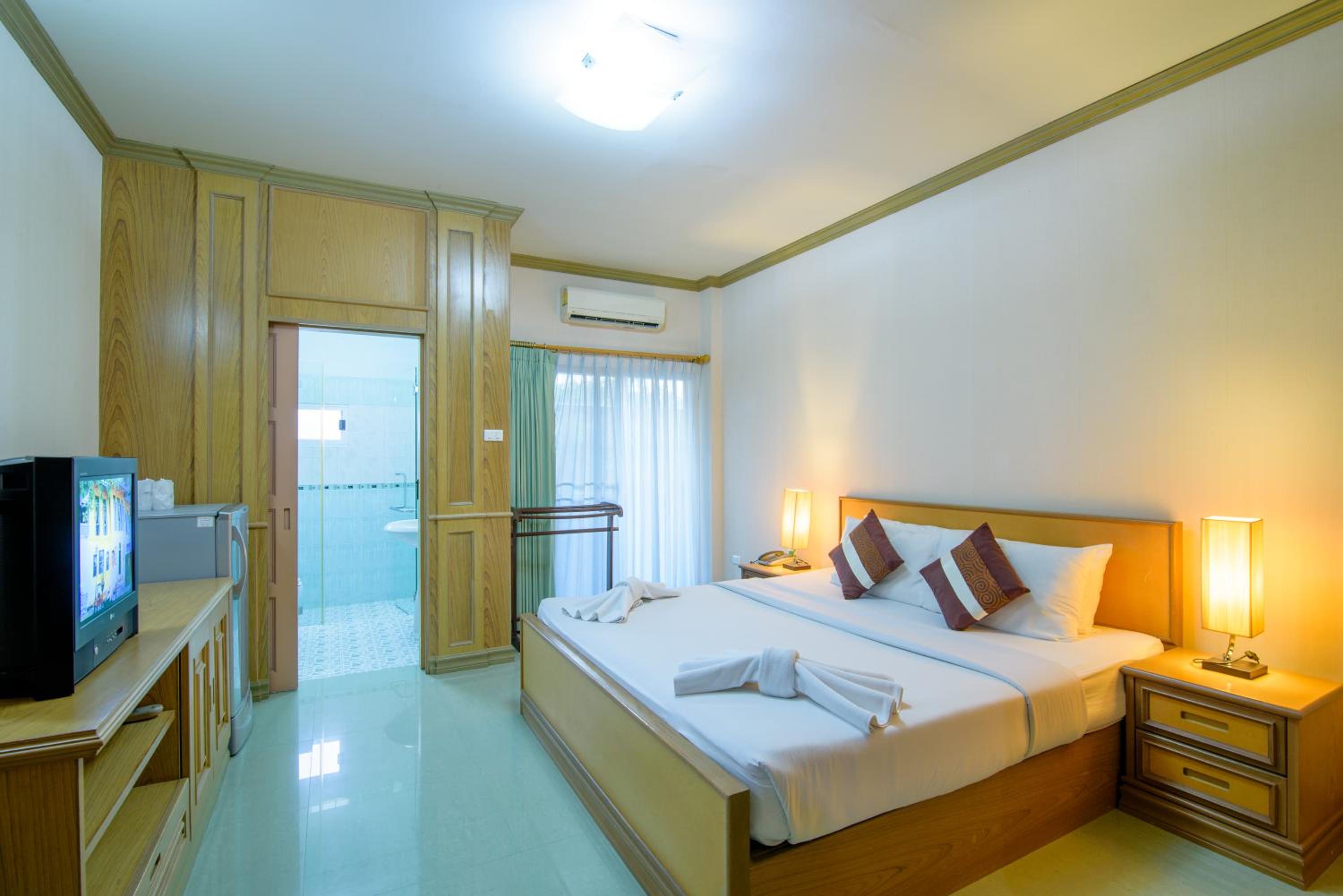 Deluxe Double Room with Balcony photo 2