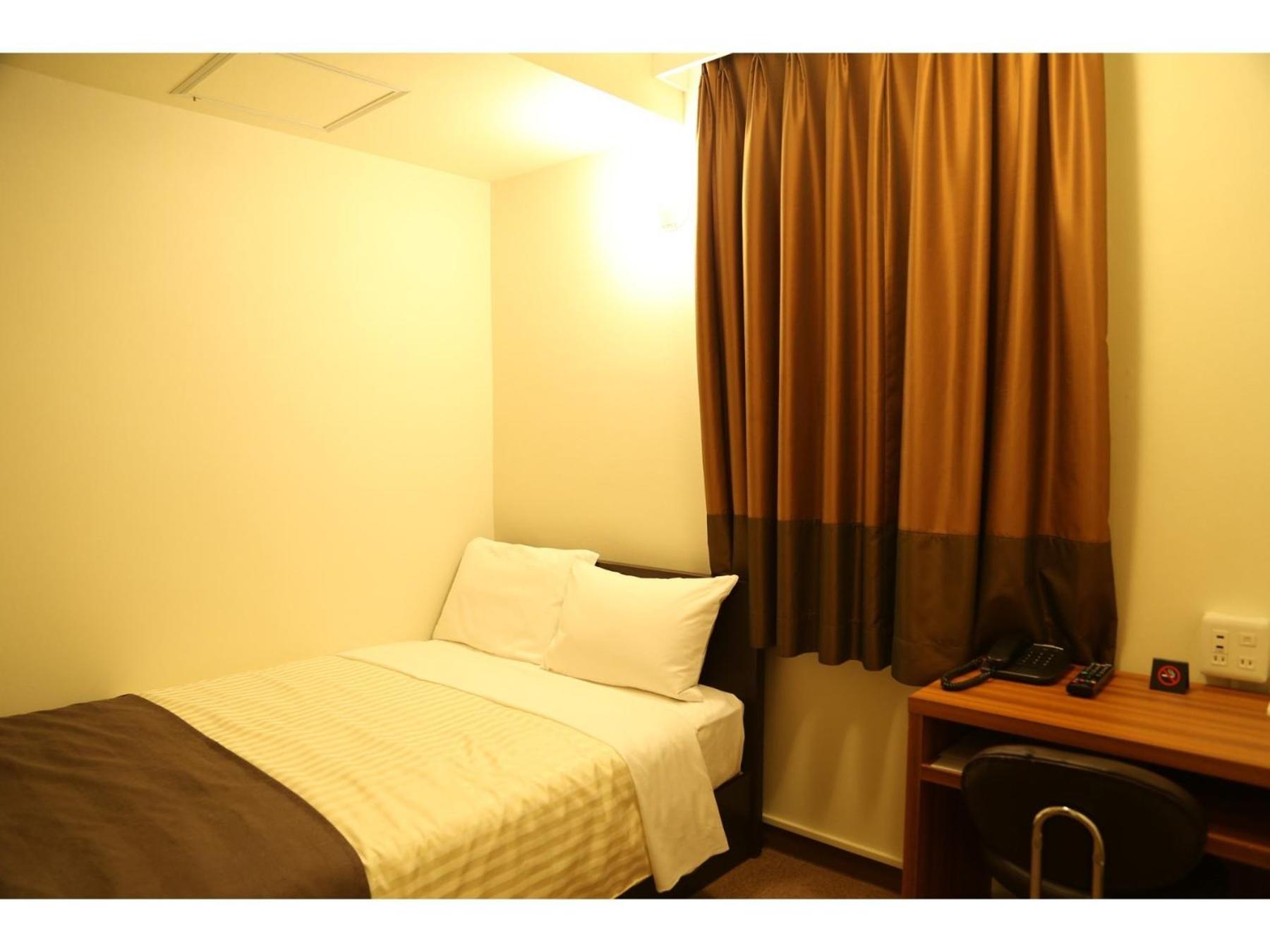 Double Room With Small Double Bed - Smoking photo 2