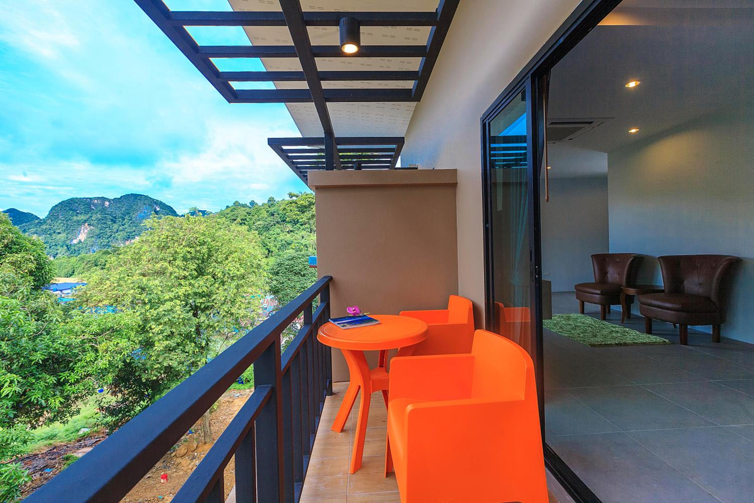 Family Room With Balcony photo 3