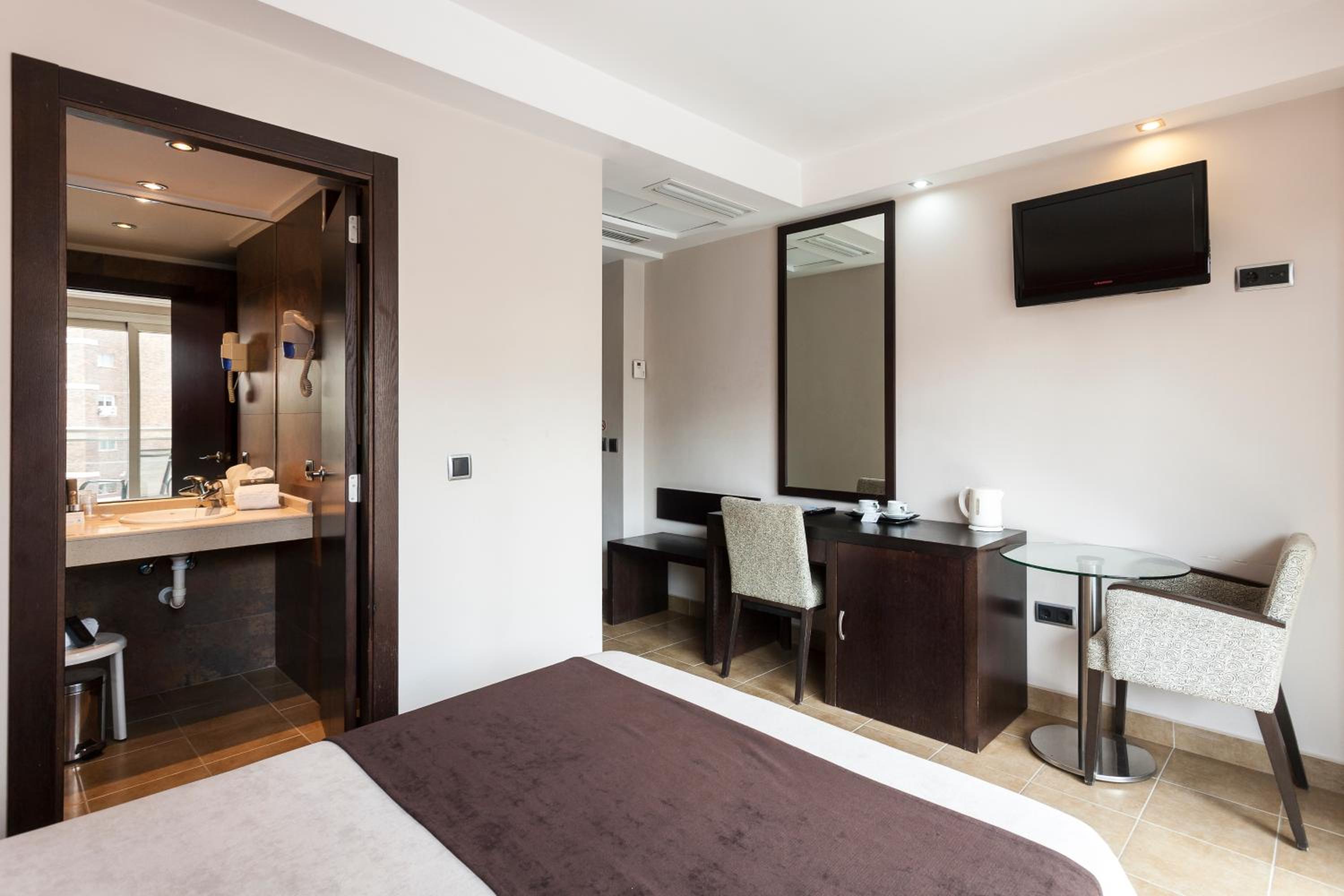 Deluxe Single Room (1 Adult) photo 3