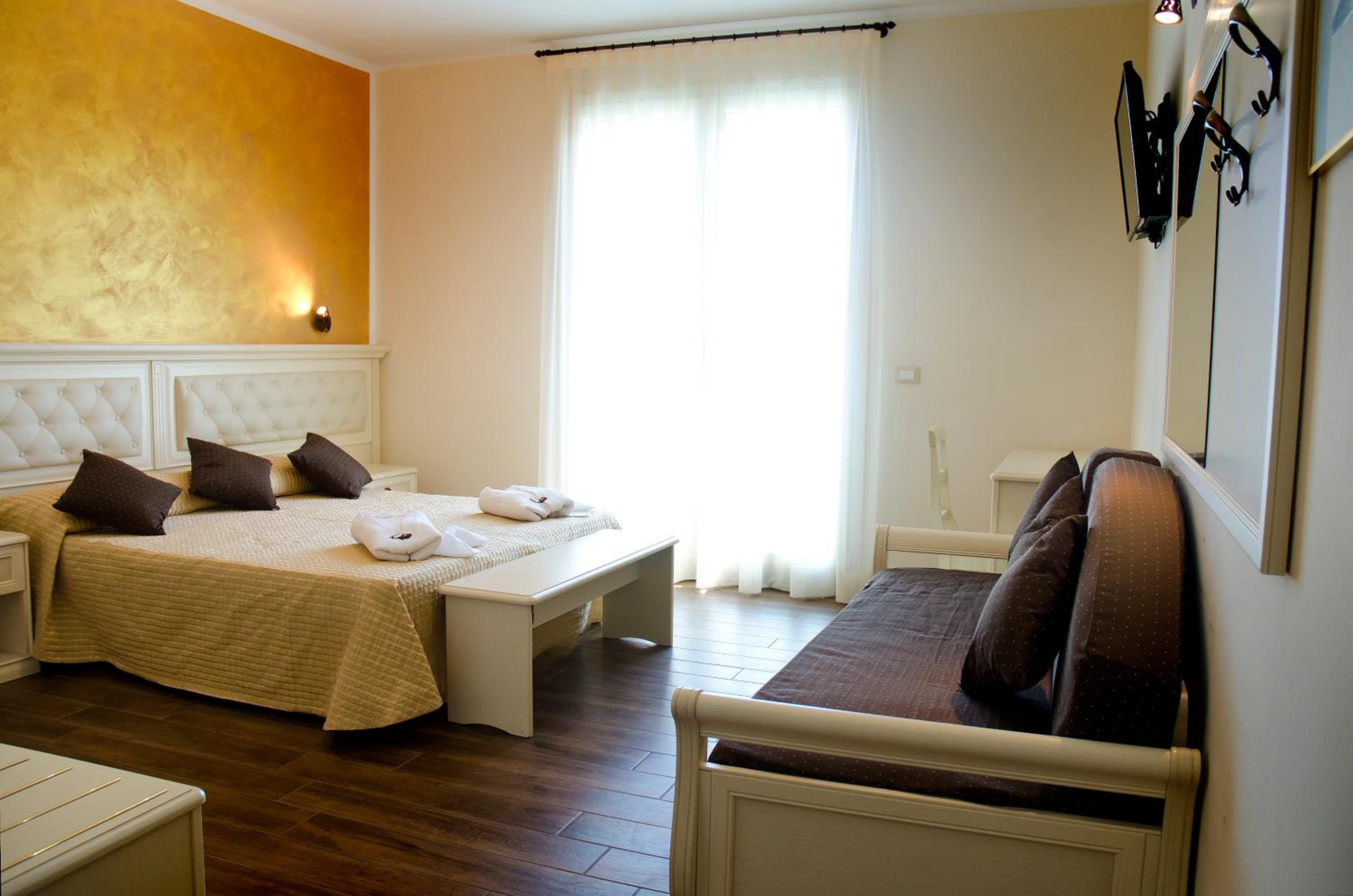 Junior Suite with Side Sea View photo 3