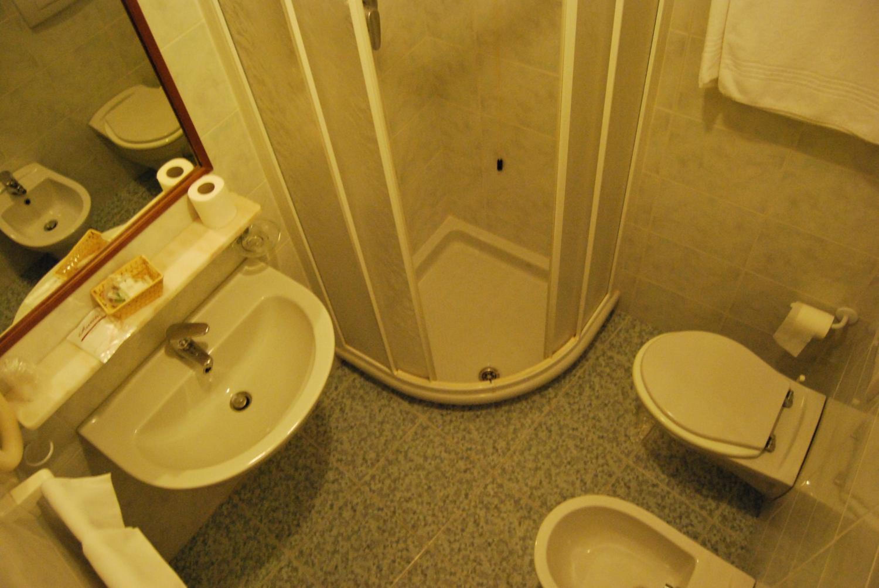 Standard Double or Twin Room - Photo 4
