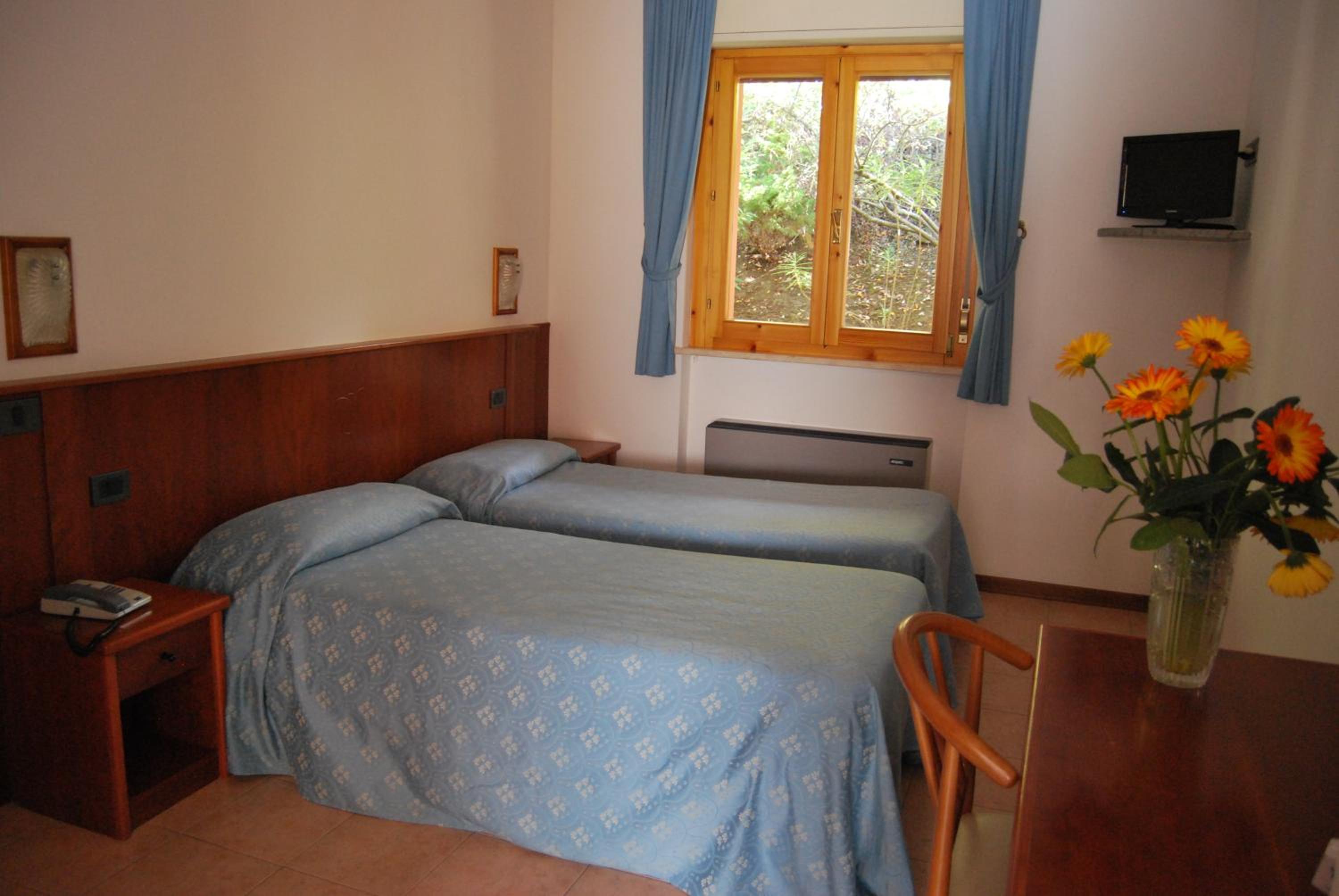 Standard Double or Twin Room - Photo 2