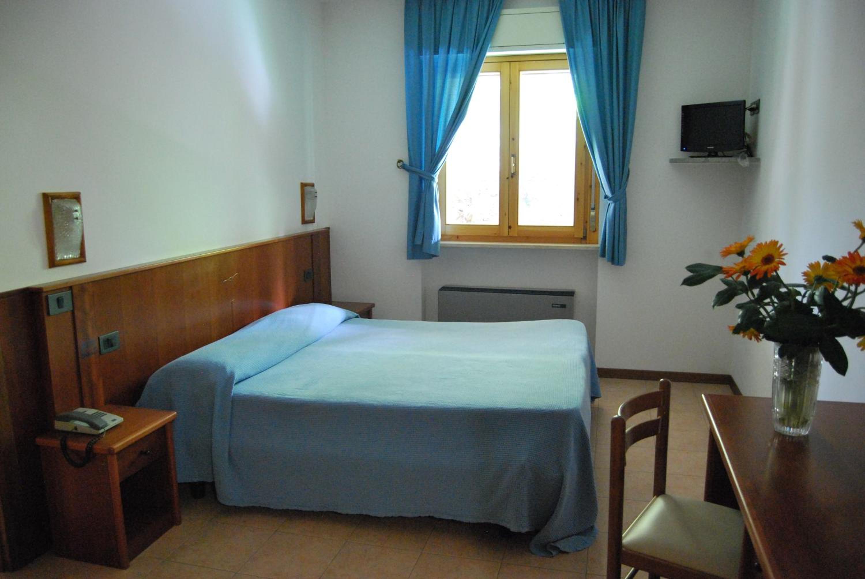 Standard Double or Twin Room - Photo 7