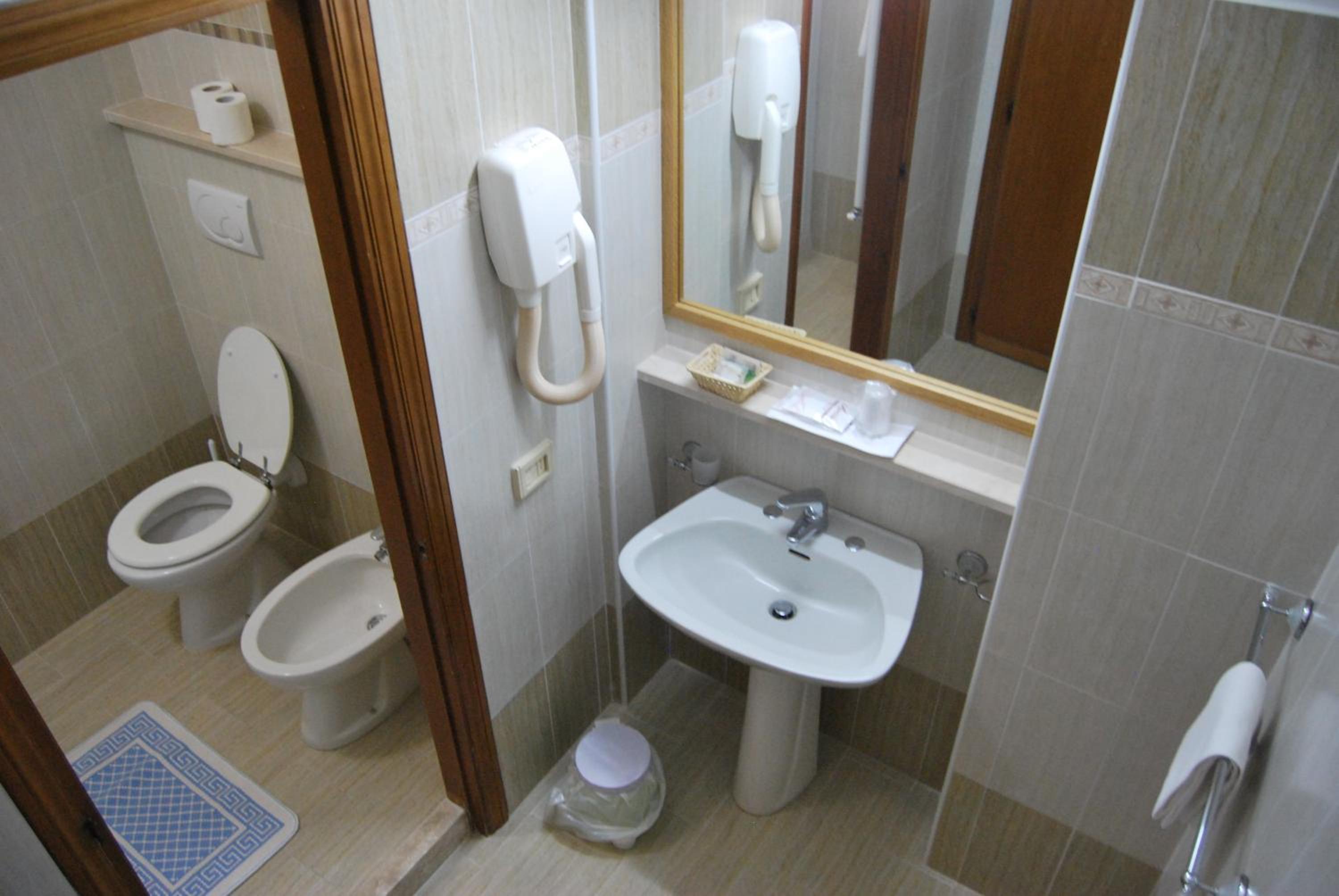 Standard Double or Twin Room - Photo 5