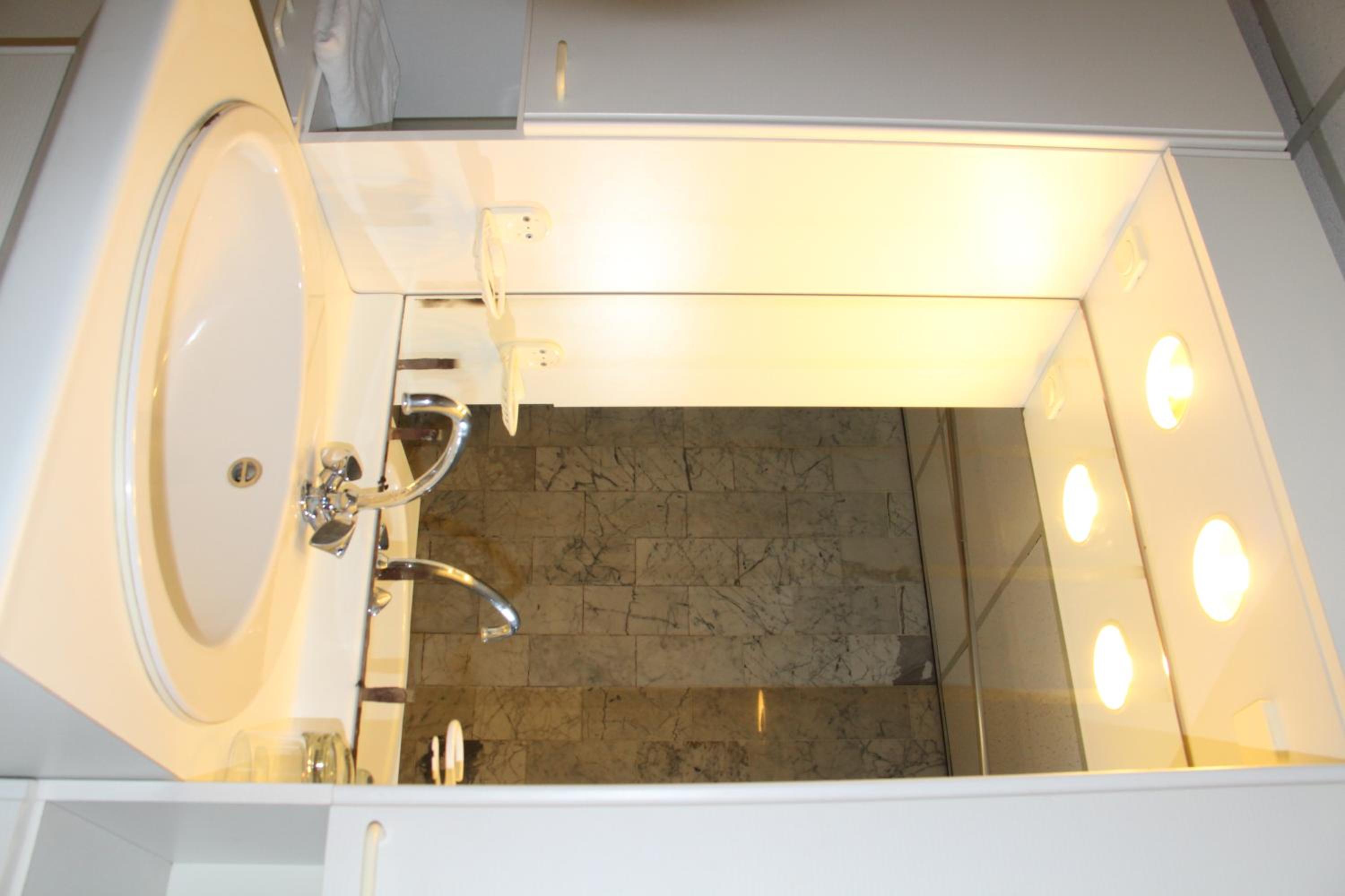 Standard Double Room - Photo 8