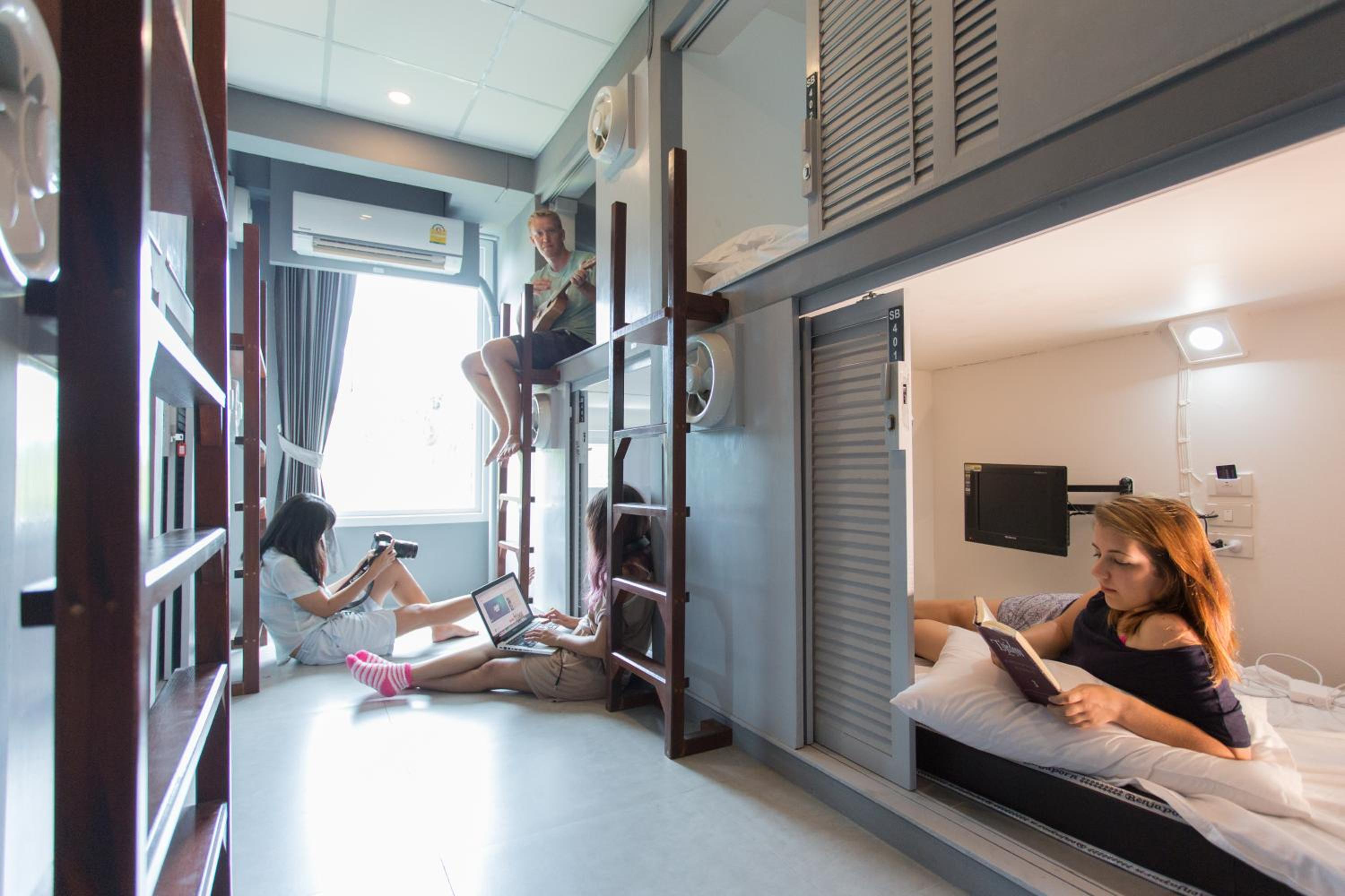 Double Capsule Bed with Window photo 3