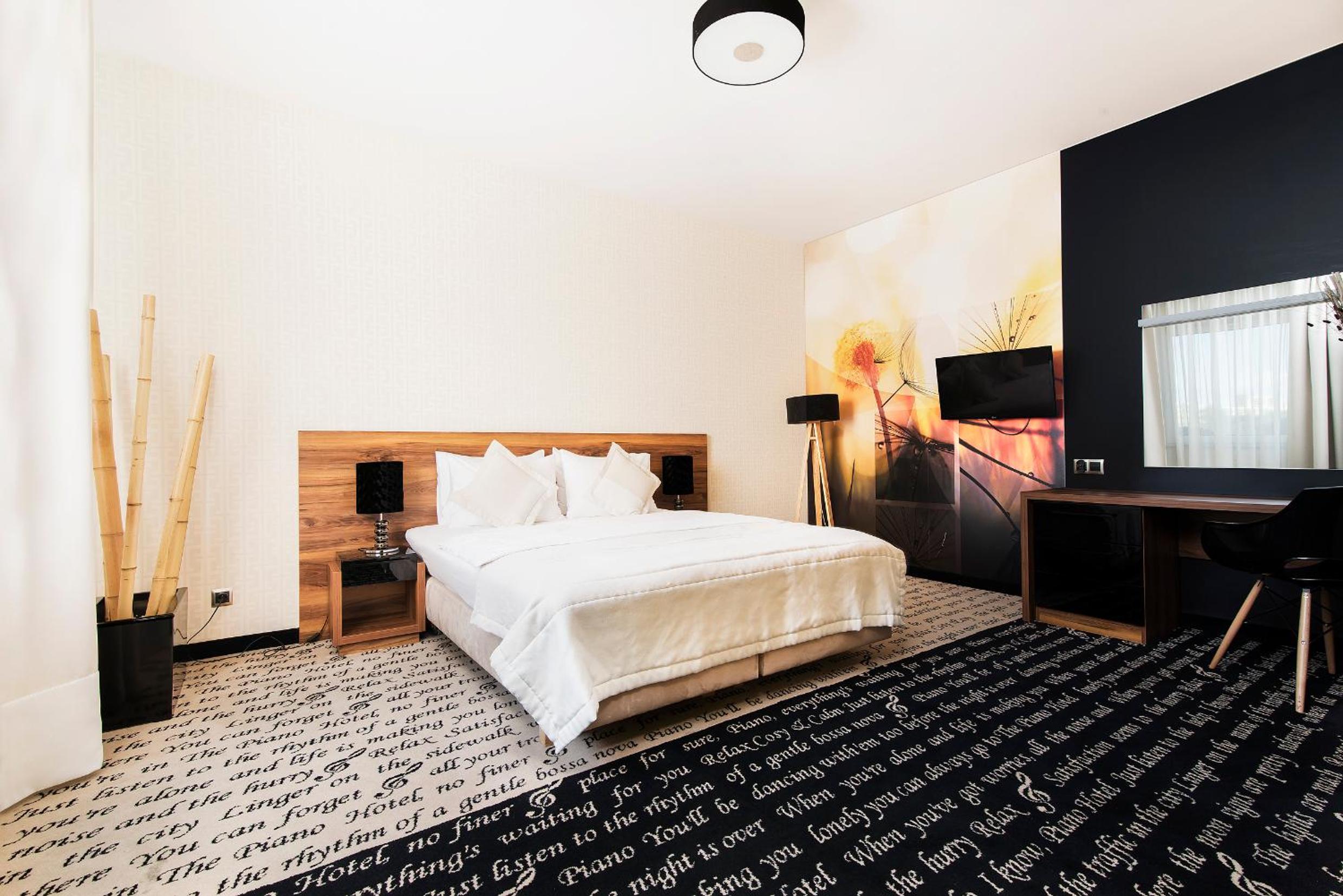 Suite - Photo 1
