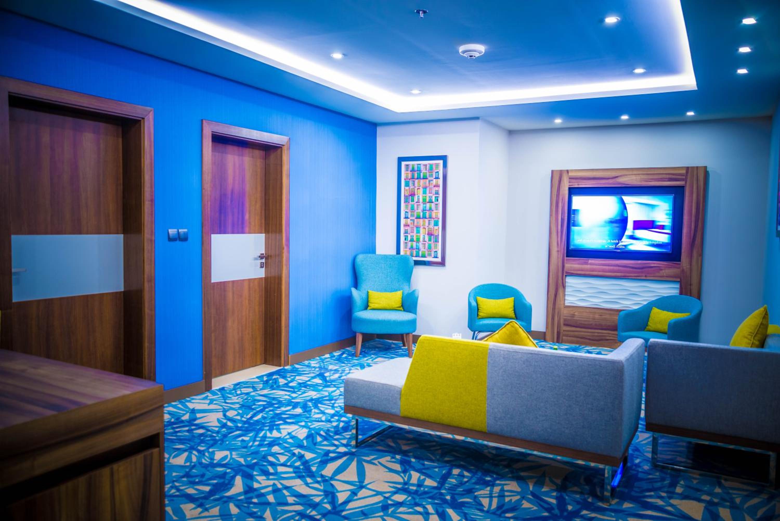 Two-Bedroom Superior Suite with Double Bed and Sofa Bed with Sea or City View - Photo 8