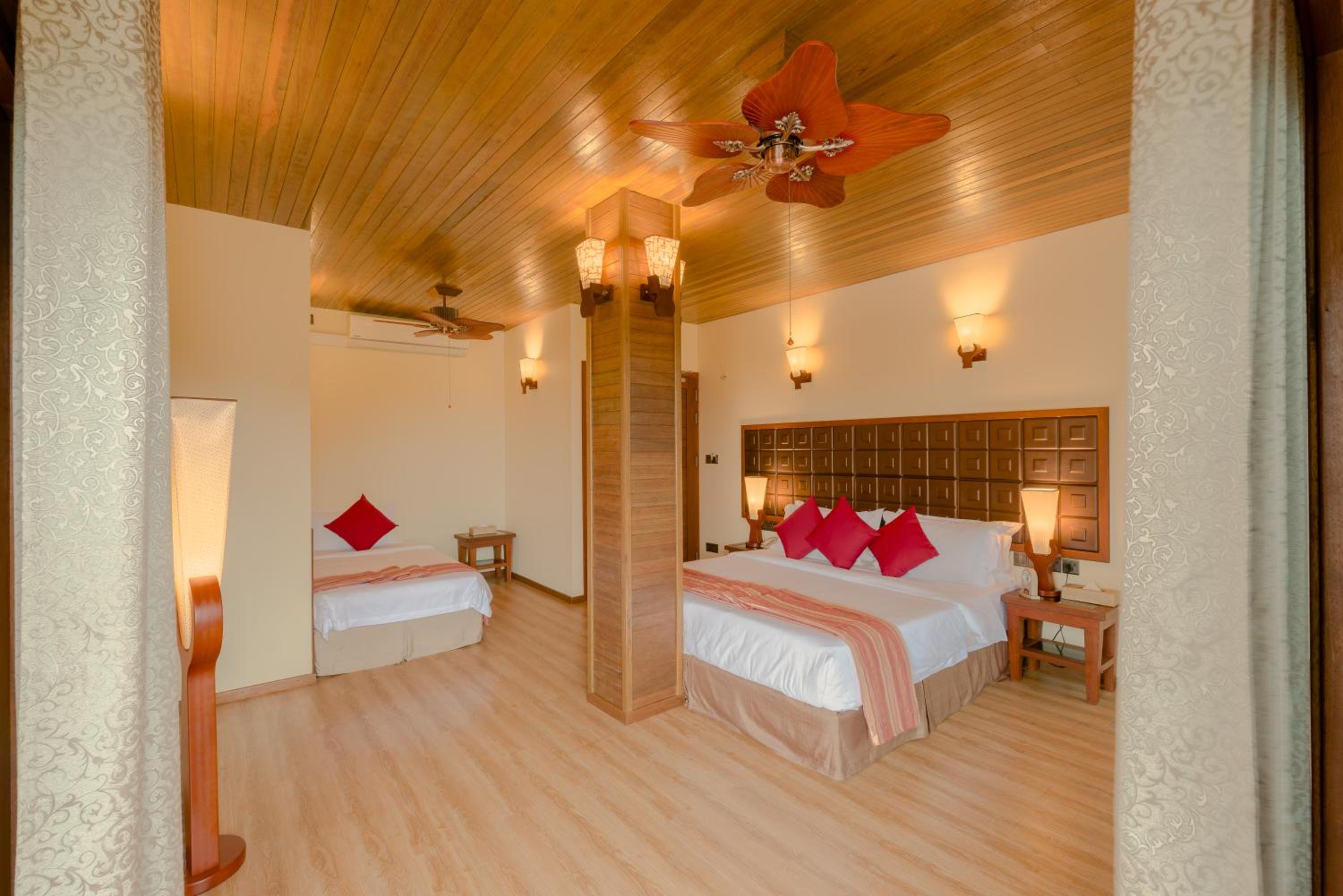 Family Suite with Balcony & Island View - Photo 12