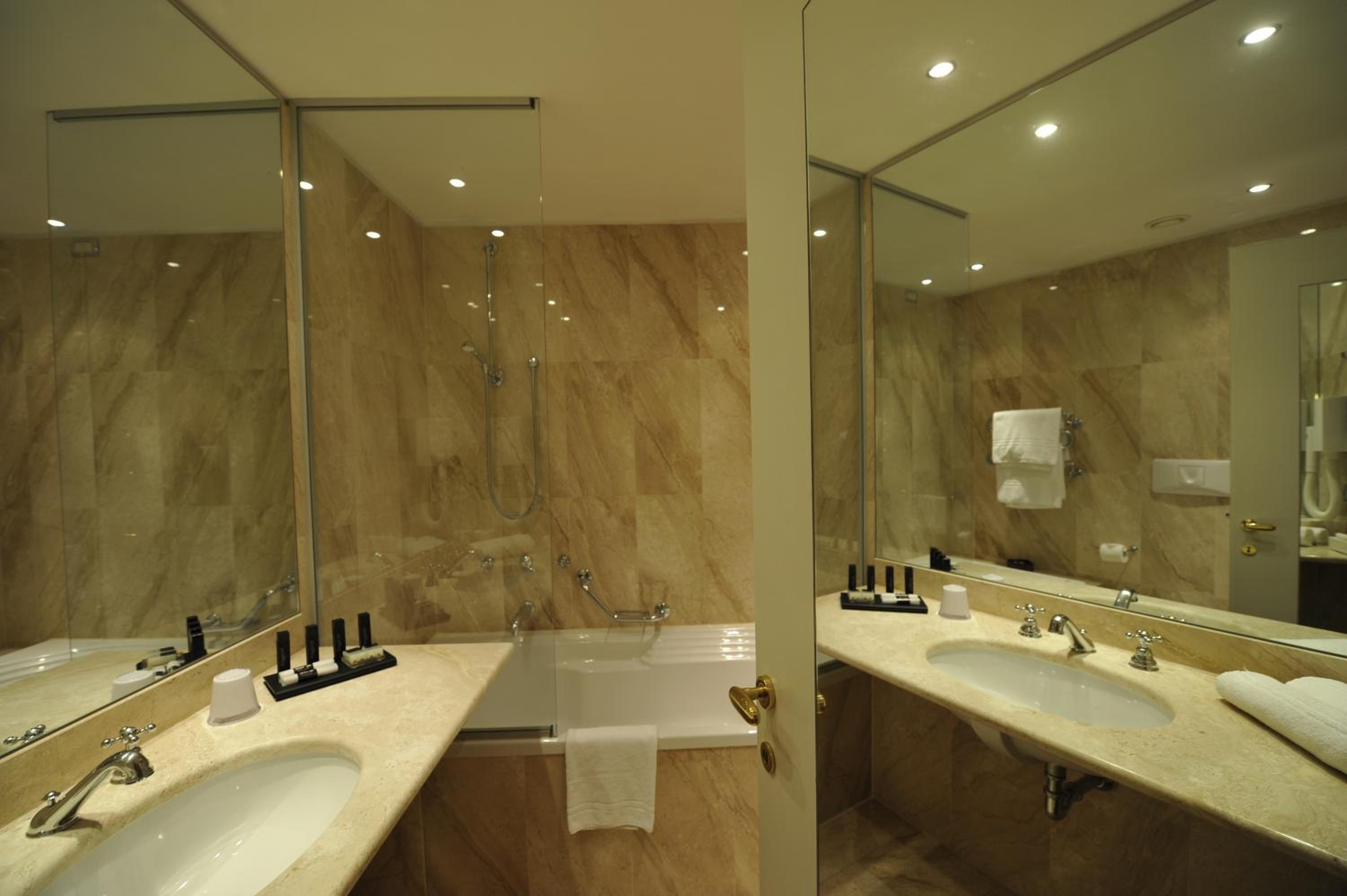 Standard Room with Partial Lake View and Spa Access photo 3