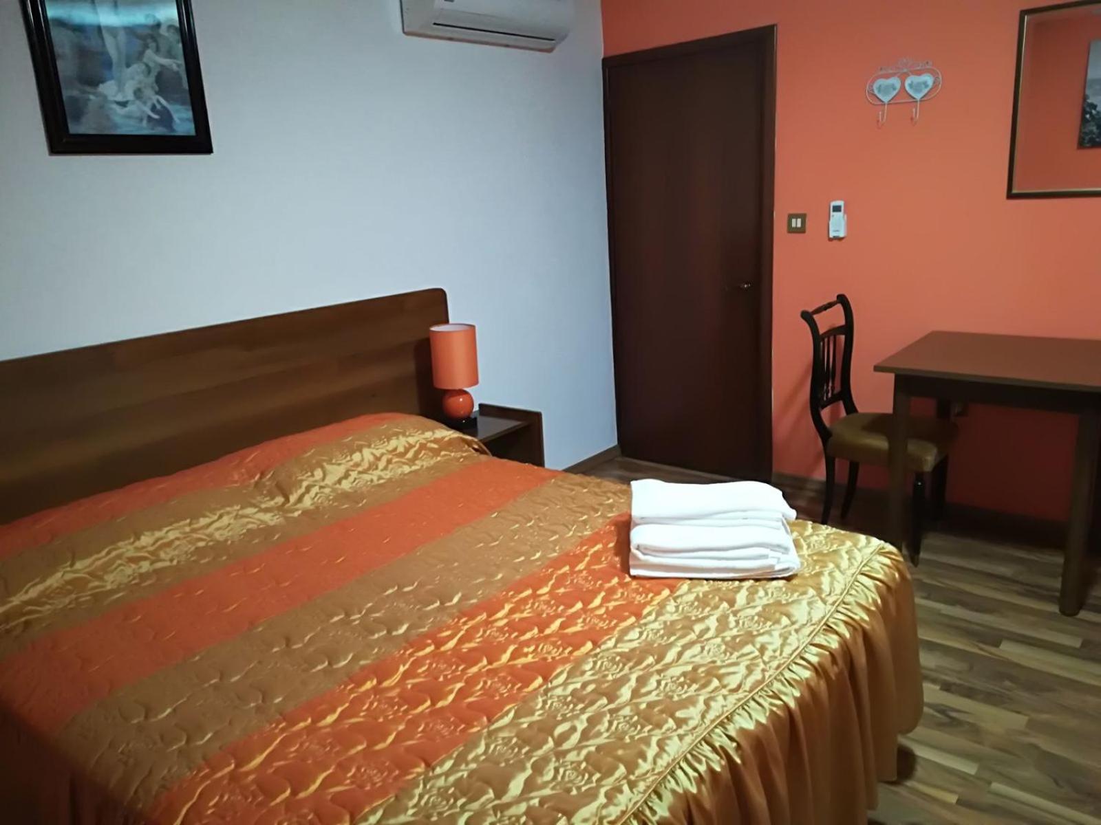 Double Room with Private Bathroom photo 1