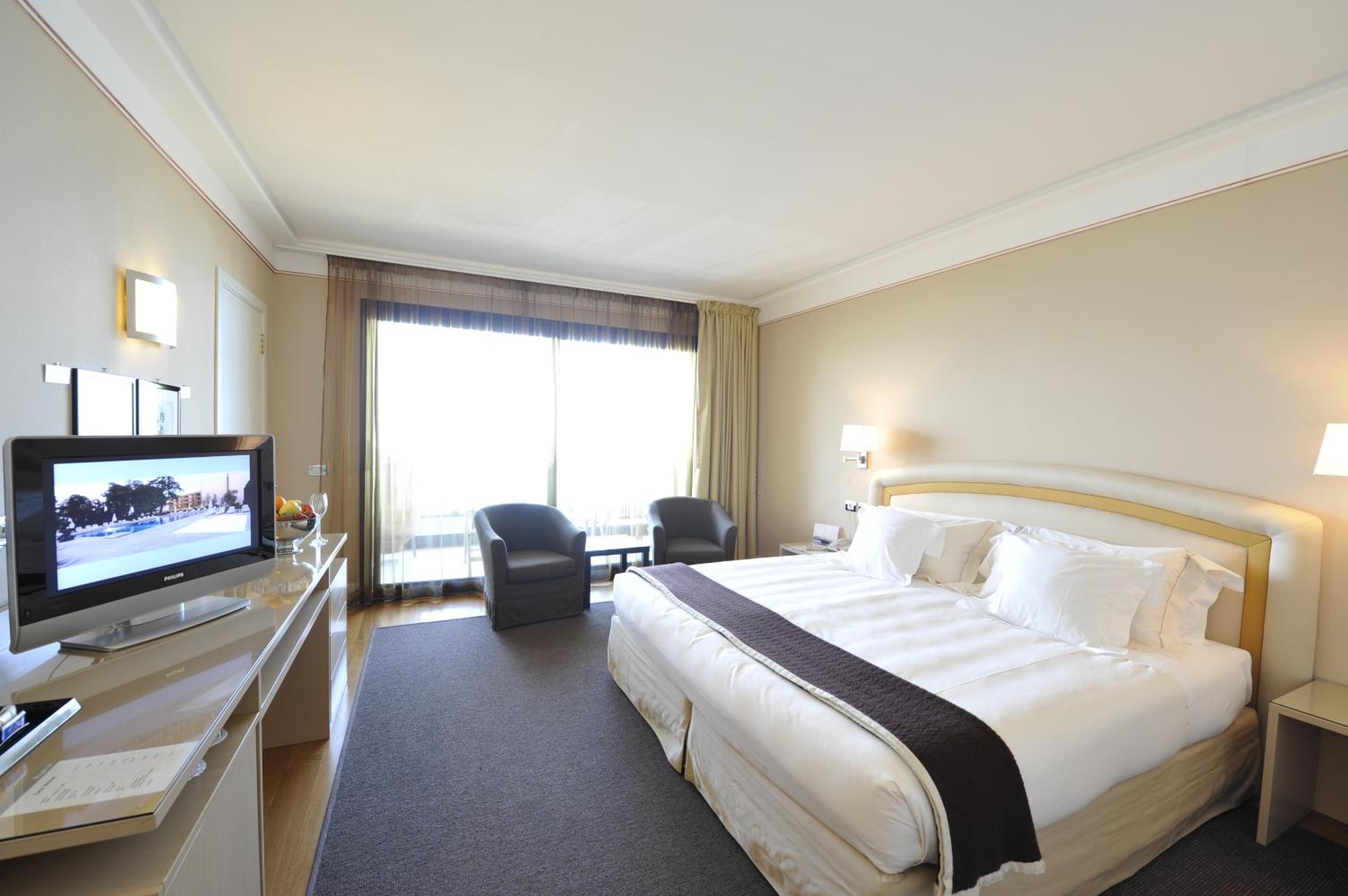 Standard Room with Lake View and Spa Access - Photo 1
