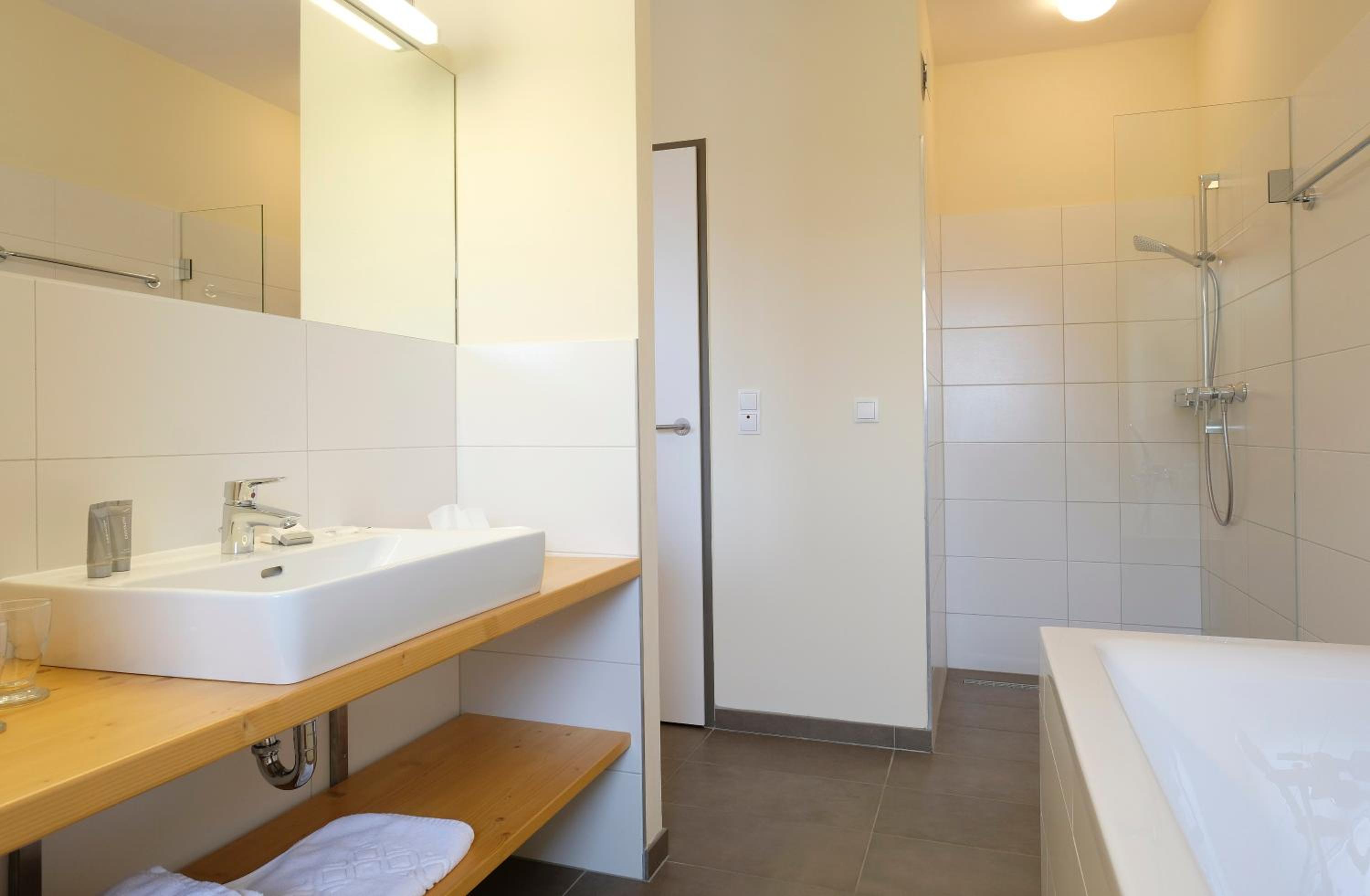 Deluxe Double Room - Photo 11