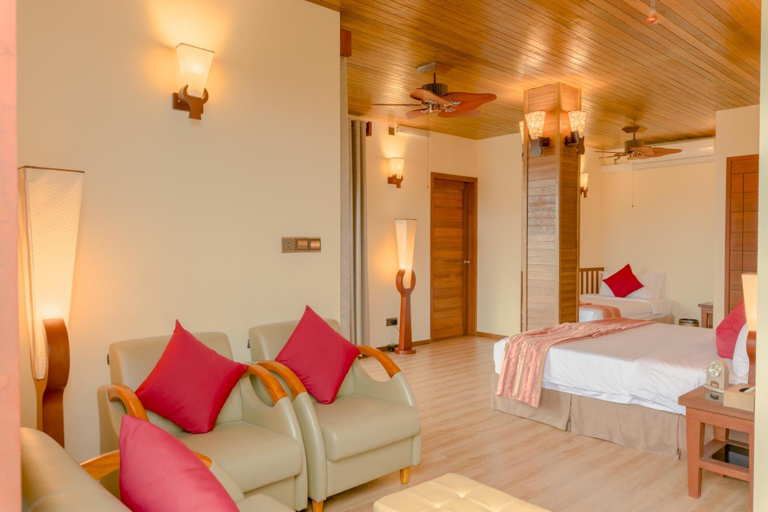 Family Suite with Balcony & Island View - Photo 2