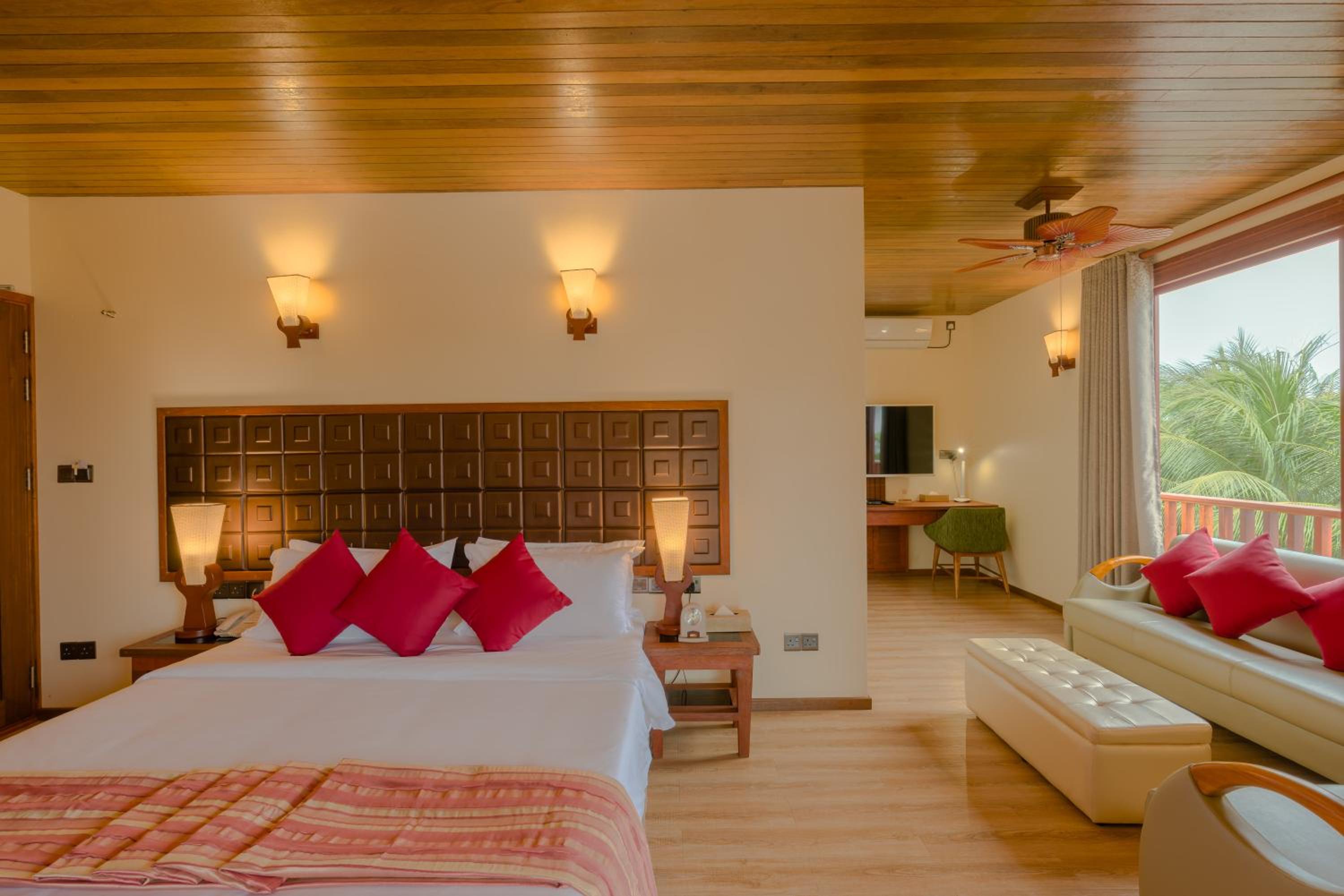Family Suite with Balcony & Island View - Photo 16