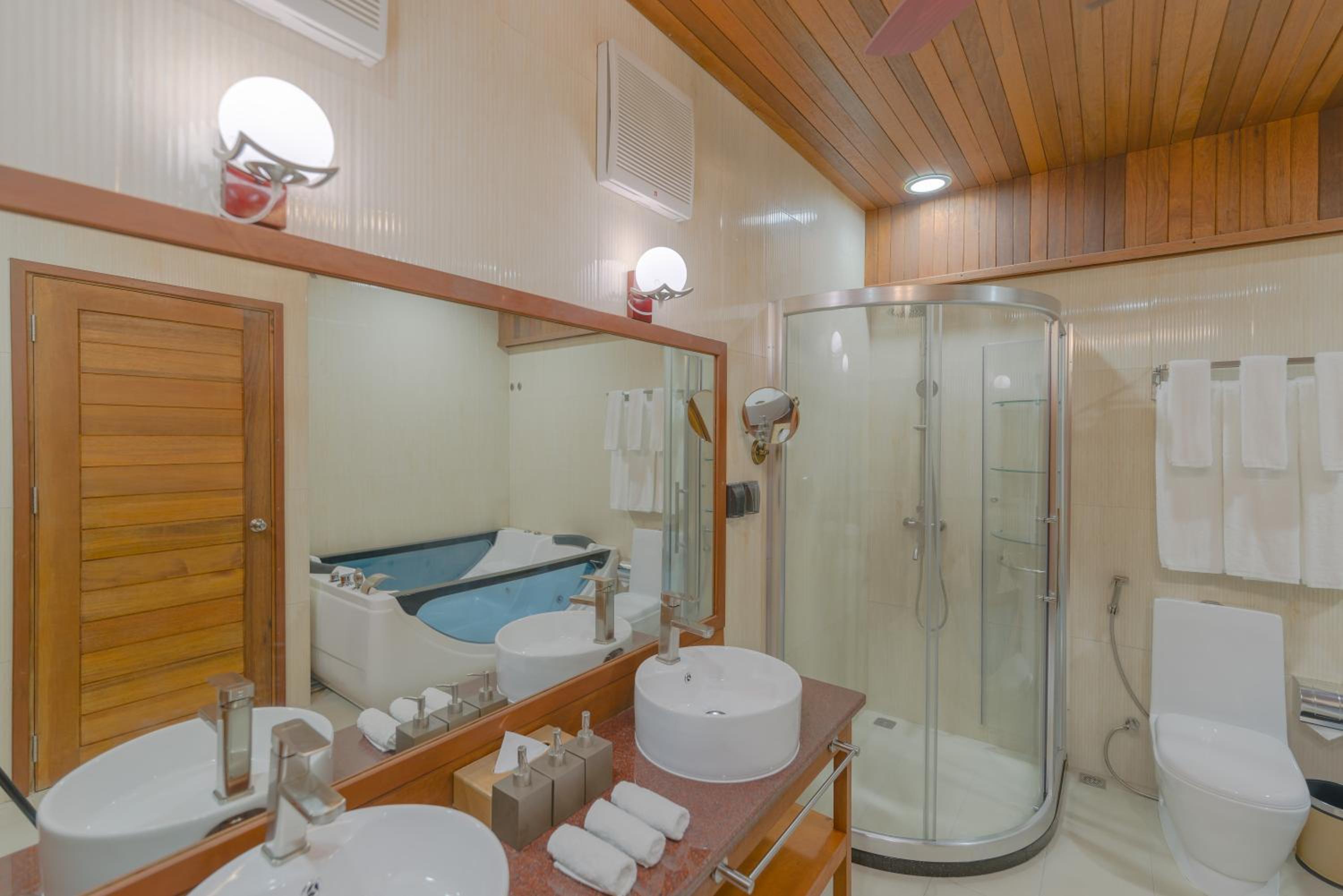 Family Suite with Balcony & Island View - Photo 14