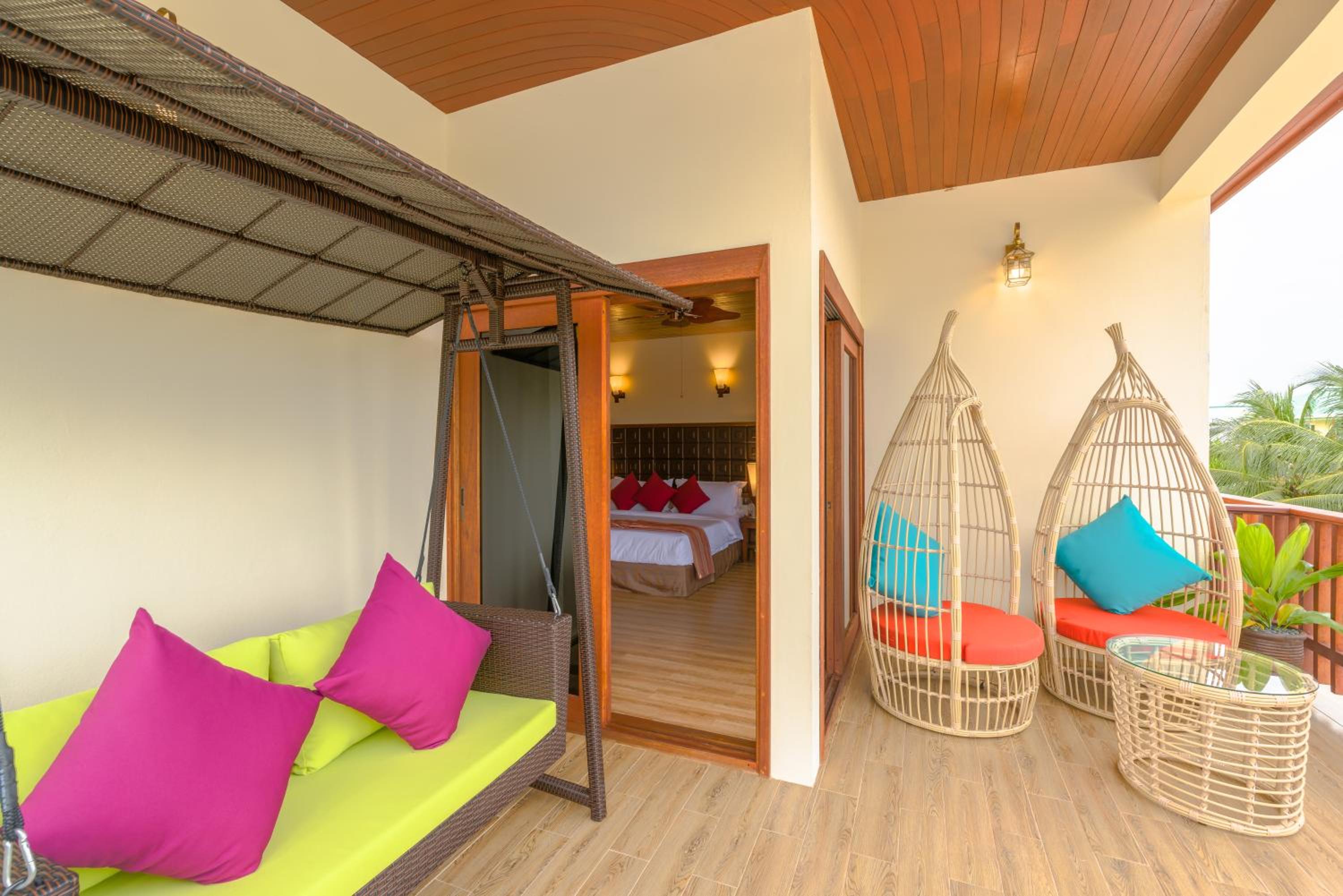 Family Suite with Balcony & Island View - Photo 15