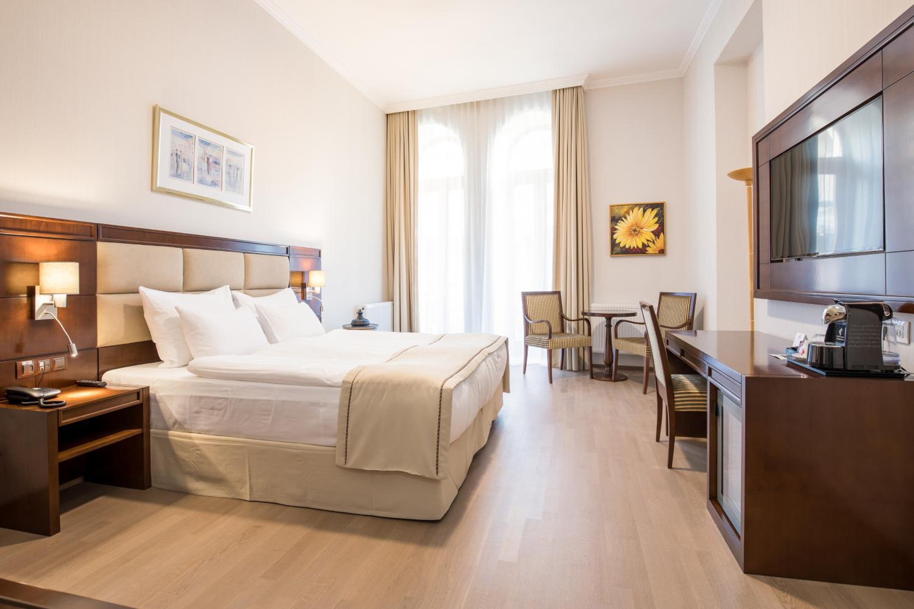 Deluxe Room with Balcony photo 2