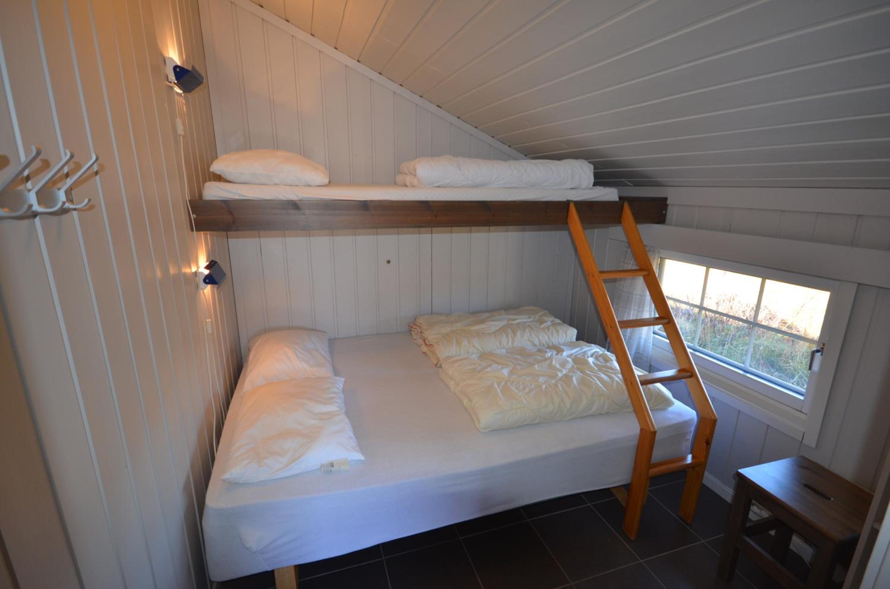 Four-Bedroom Cottage - Photo 8
