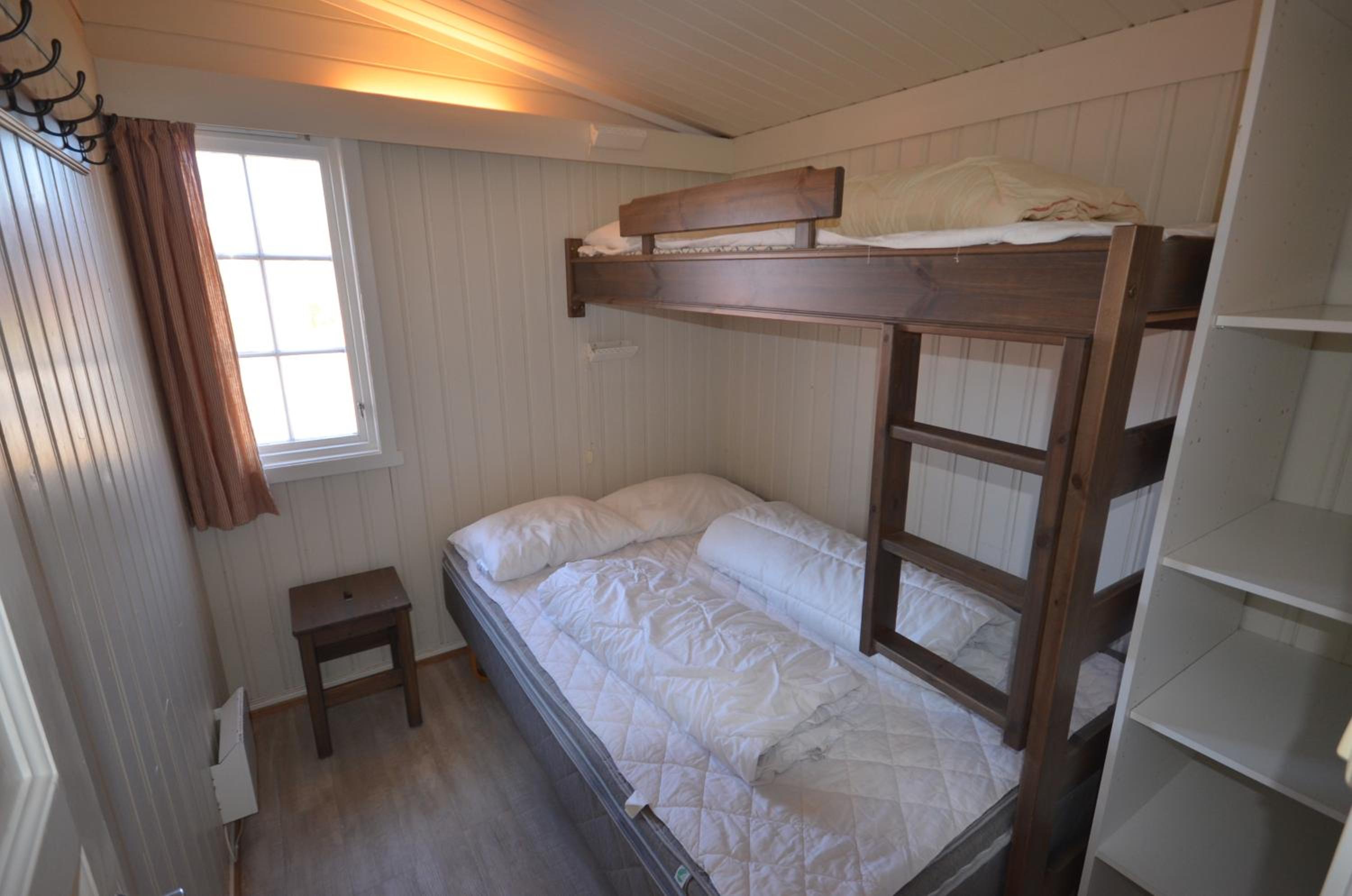 Four-Bedroom Cottage - Photo 7