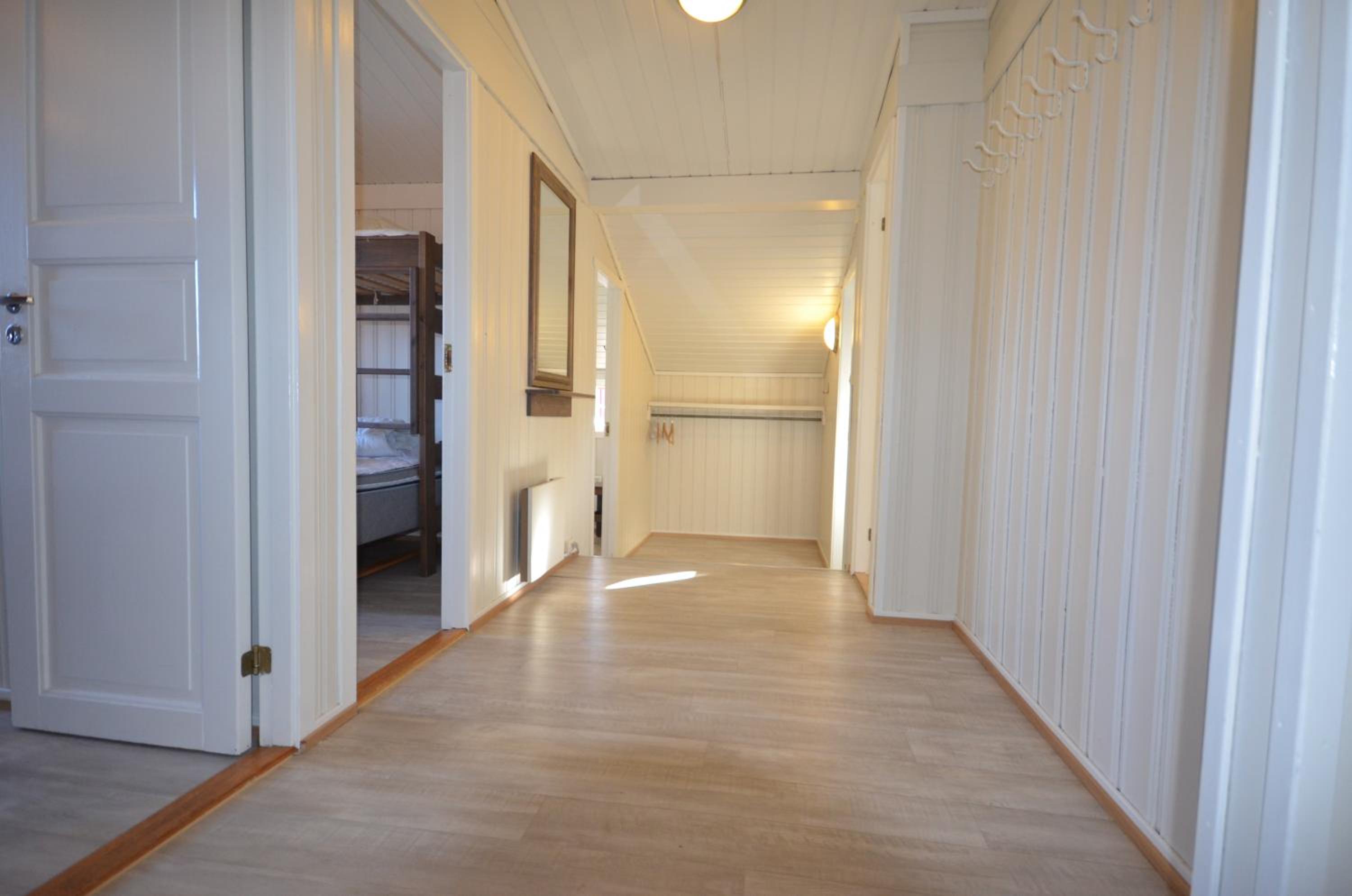 Four-Bedroom Cottage - Photo 5