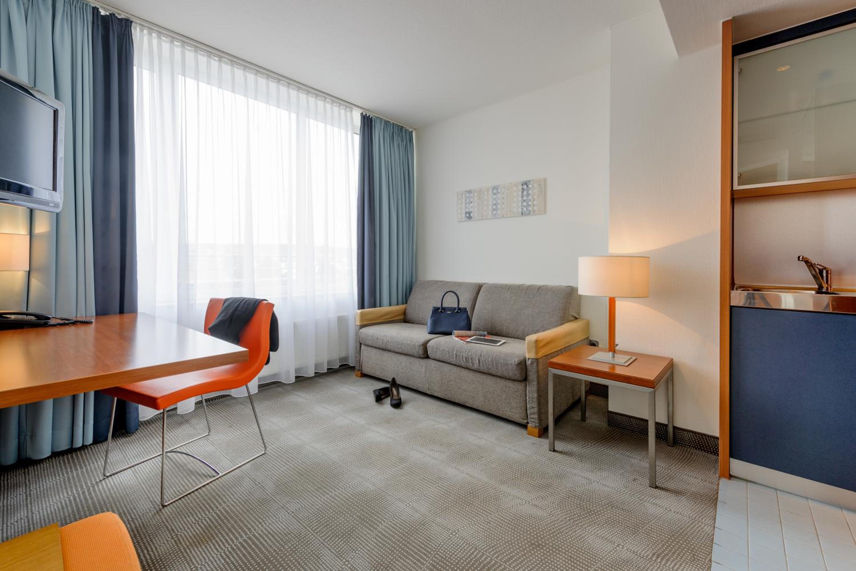 Executive Queen Room with Sofa - Photo 1