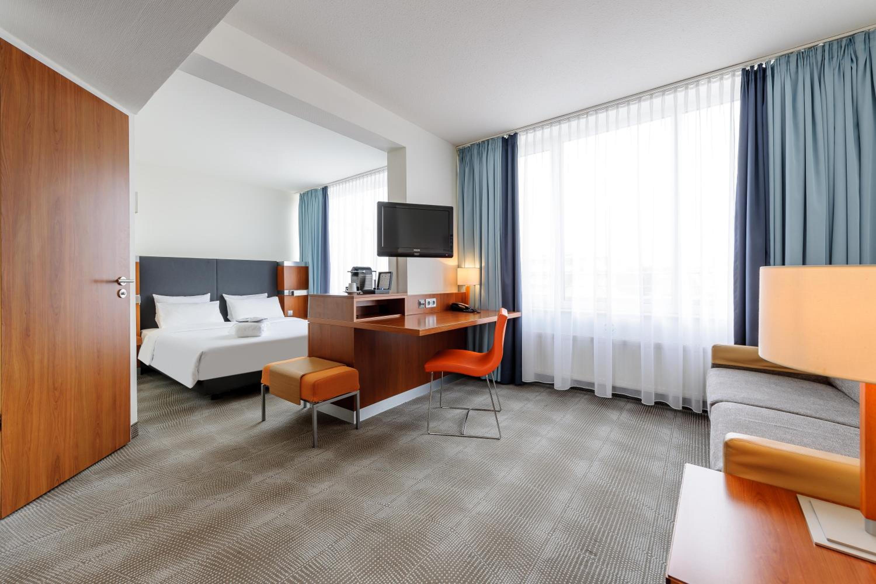 Executive Queen Room with Sofa - Photo 4