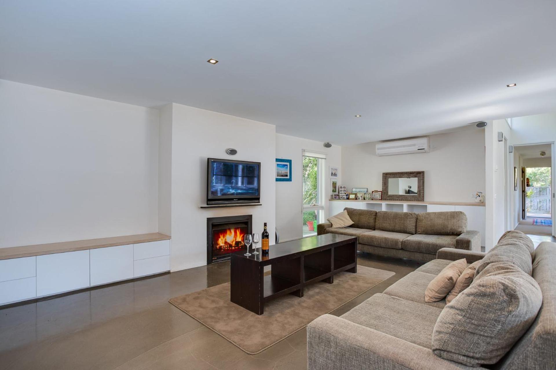 Five-Bedroom House photo 1