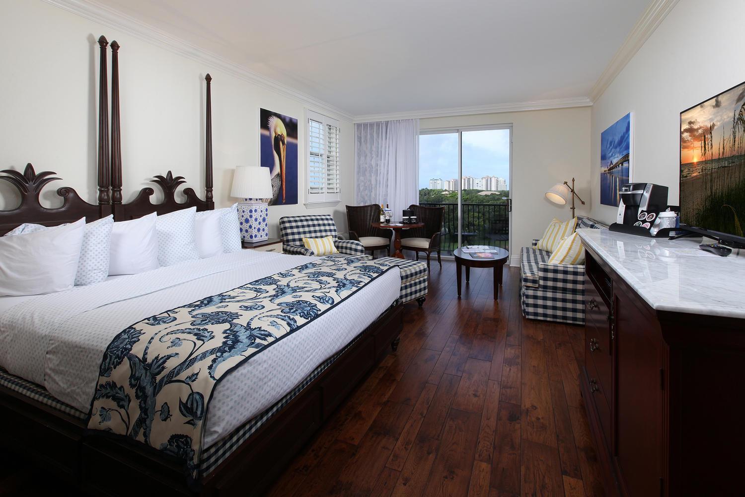 Deluxe King Room Lake View with Balcony - Photo 5