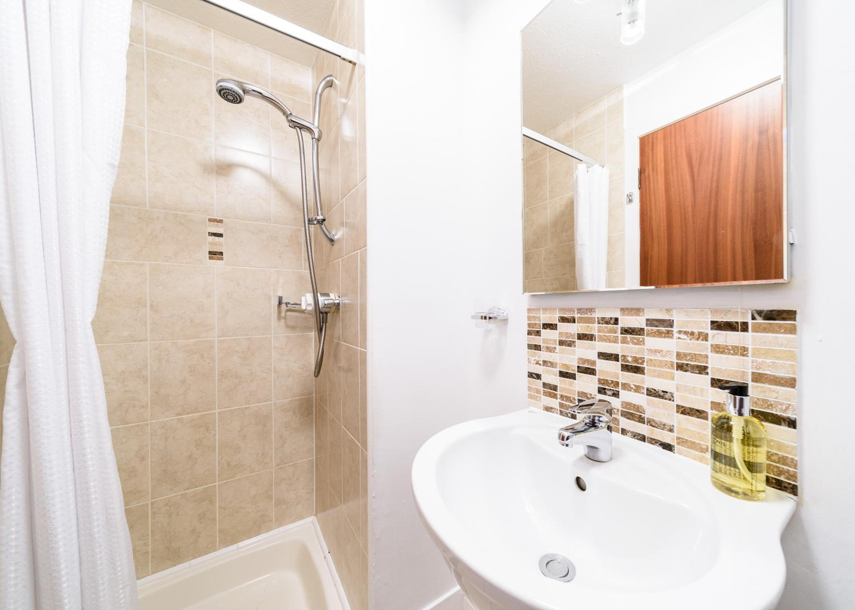 Standard double room with ensuite, photo 7