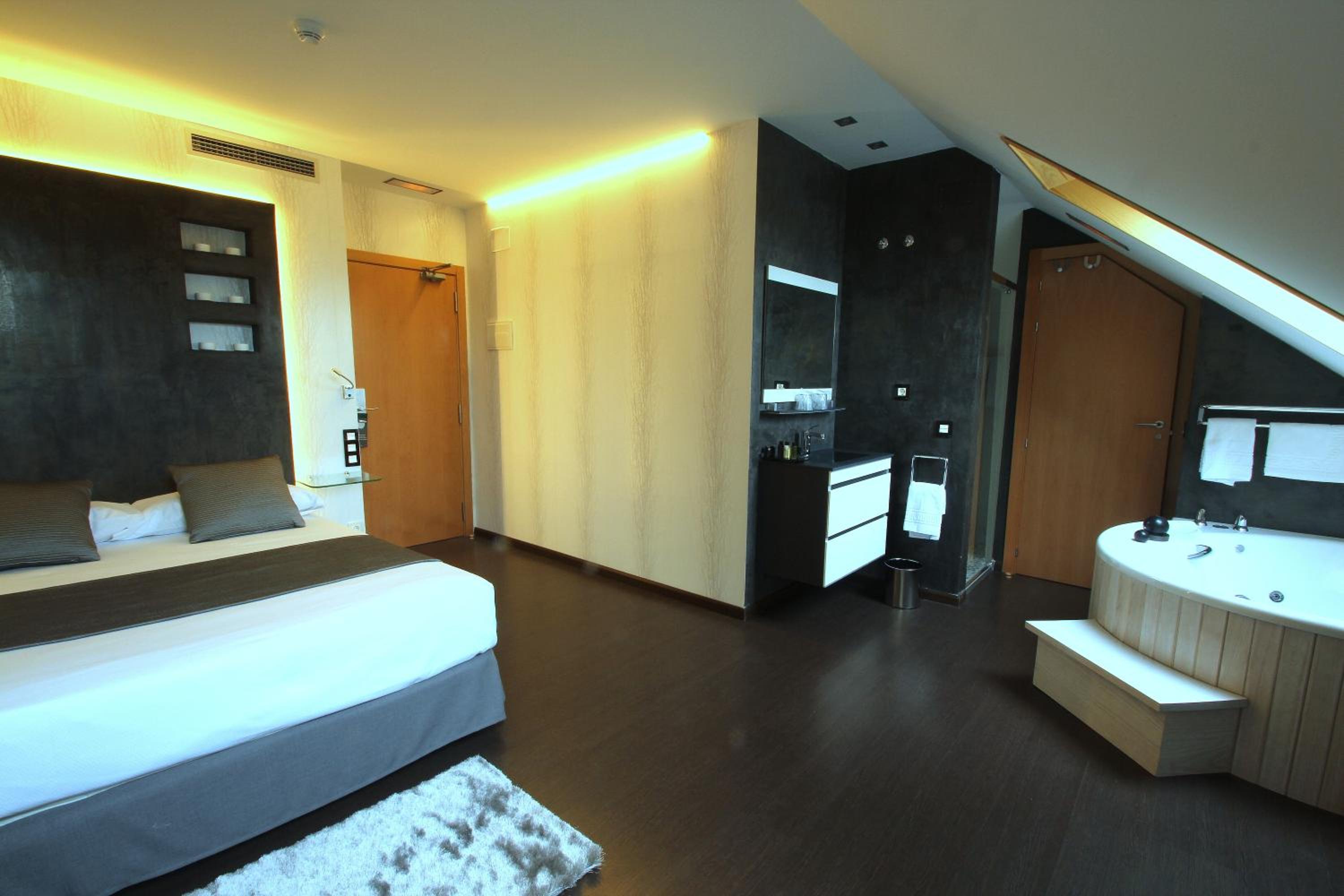 Superior Room with Round Spa Bath - Photo 35
