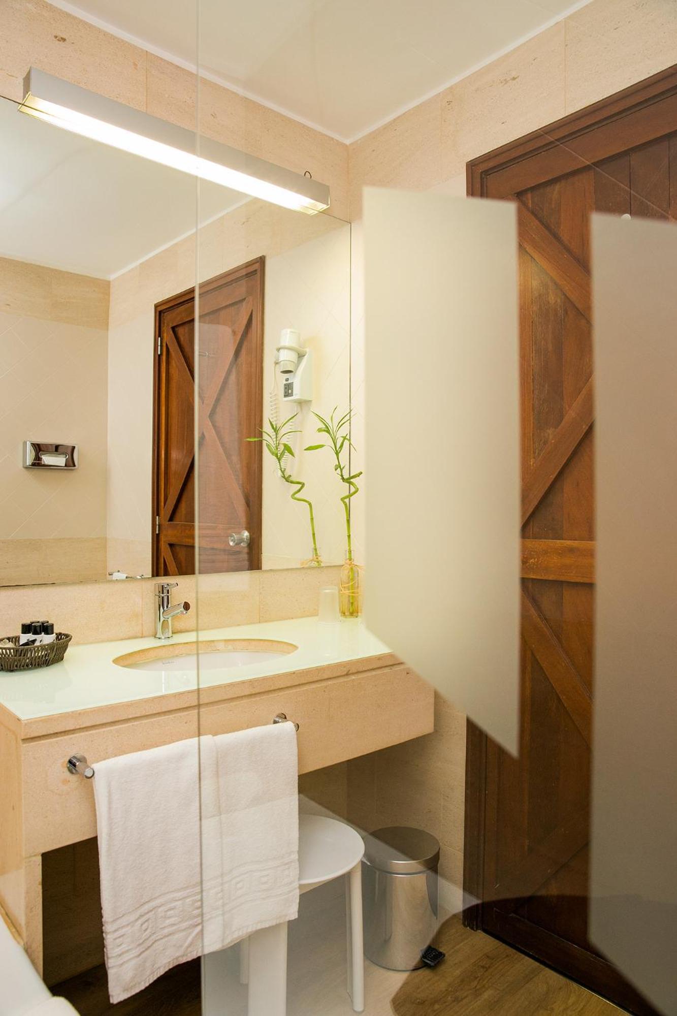 Classic Double or Twin Room - Photo 6