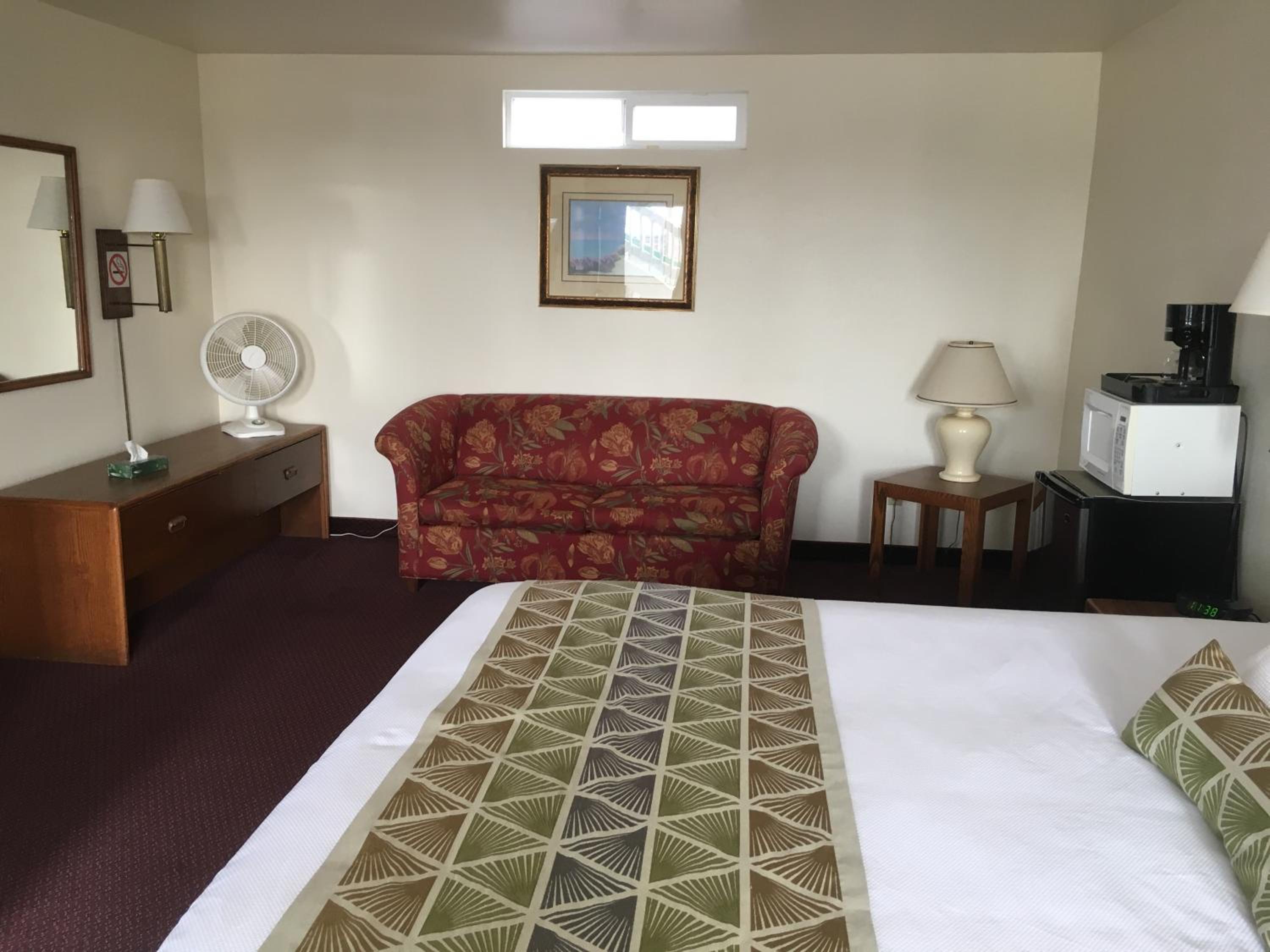 Deluxe King Room - No pets photo 2