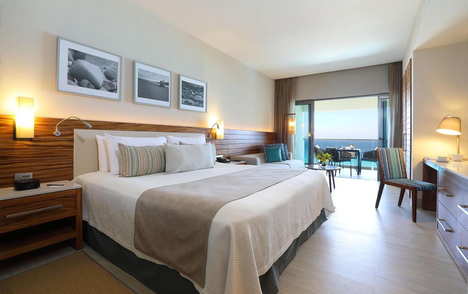 Suite Deluxe King con vista parcial al mar.