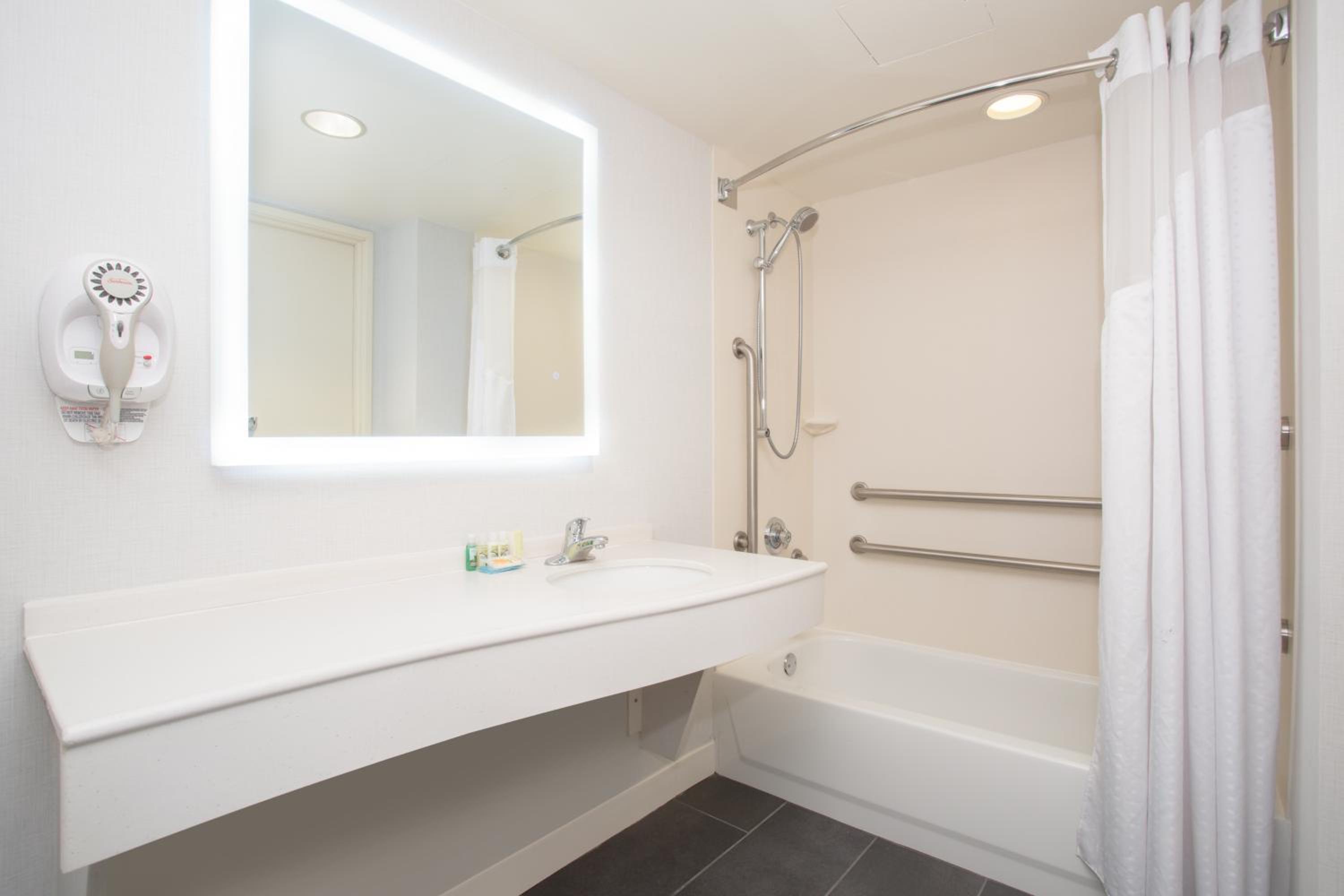Room with Two Beds - Hearing Accessible - Non-Smoking photo 2