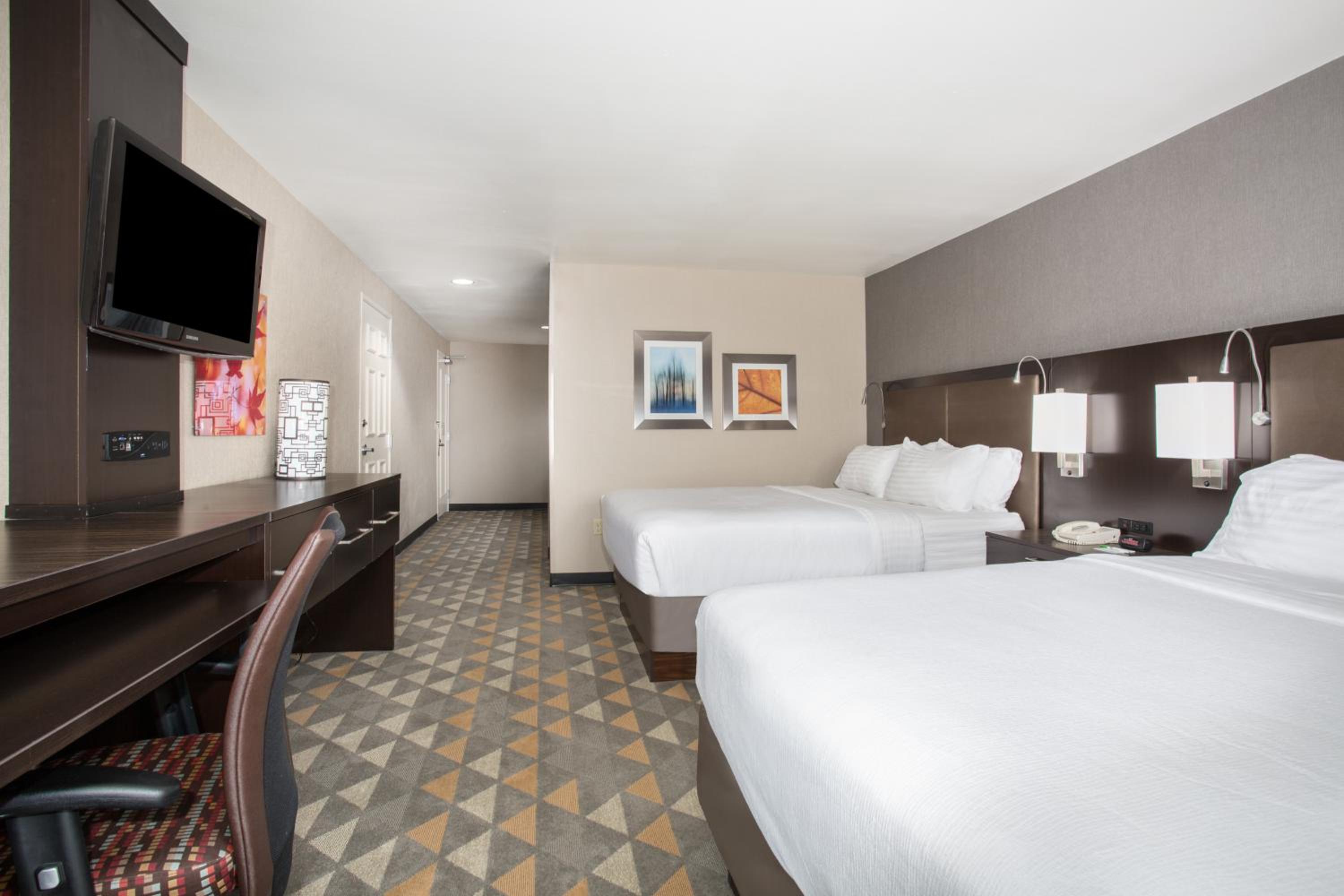 Standard Queen Room with Two Queen Beds photo 3
