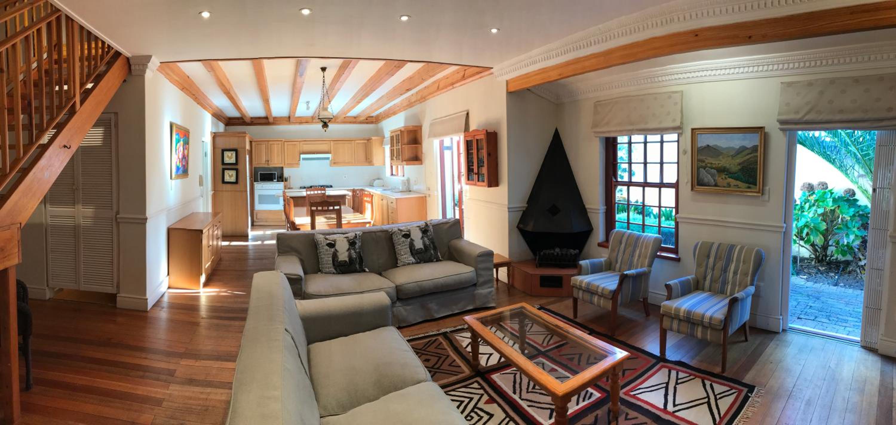 Five-Bedroom House photo 1