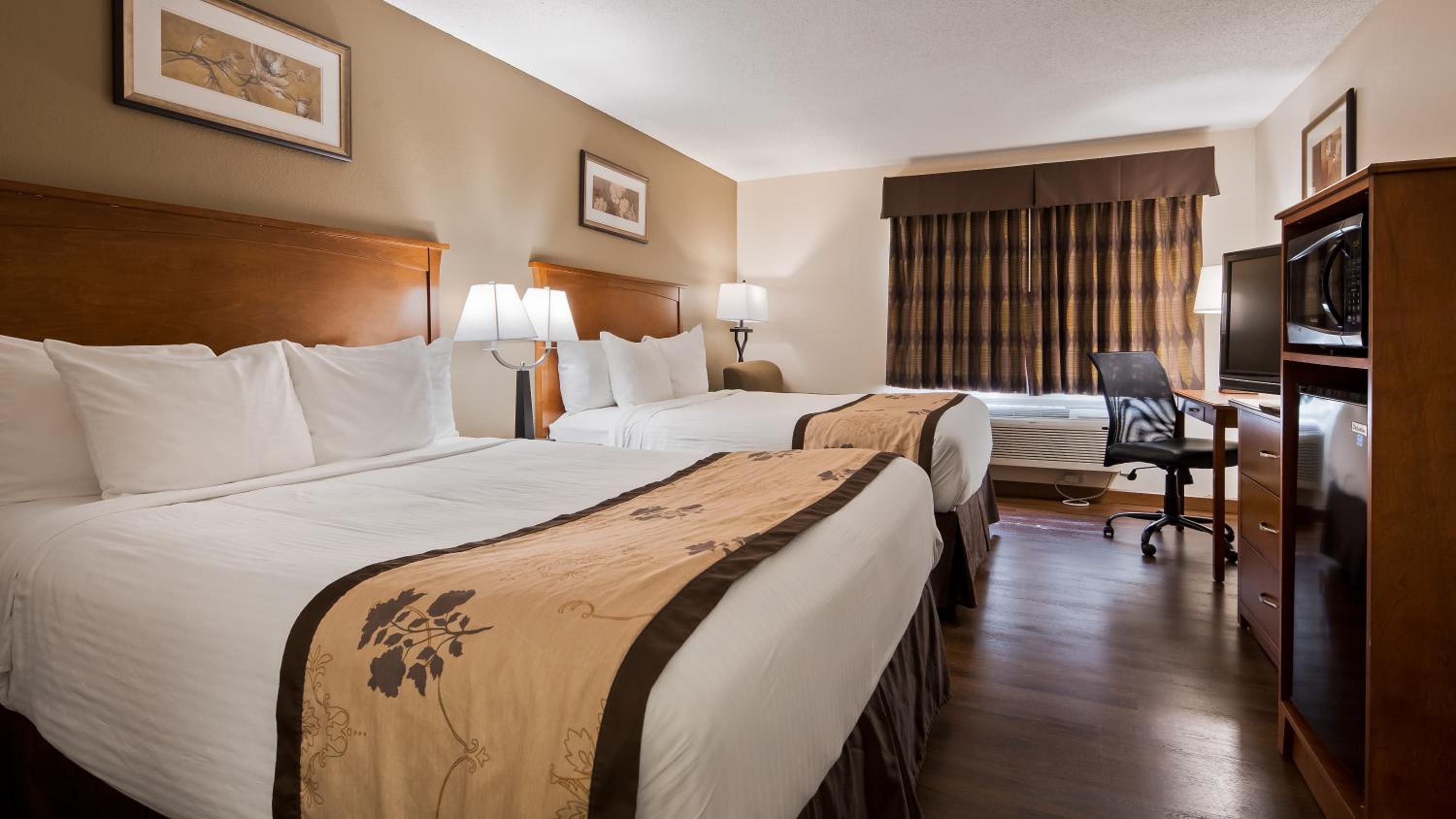 Queen Room with Two Queen Beds - Non-Smoking - Photo 5