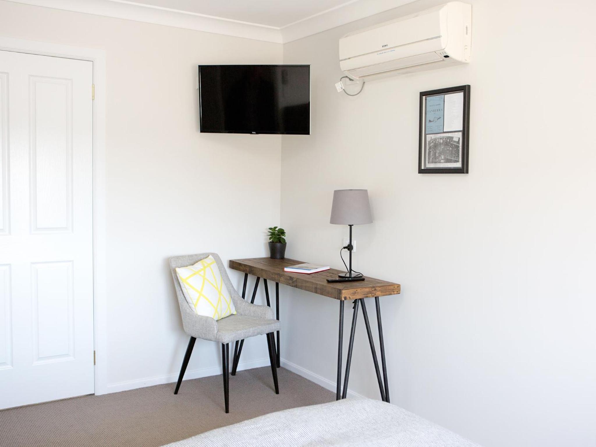 Queen Room  (Shared Lounge & Kitchen) photo 3