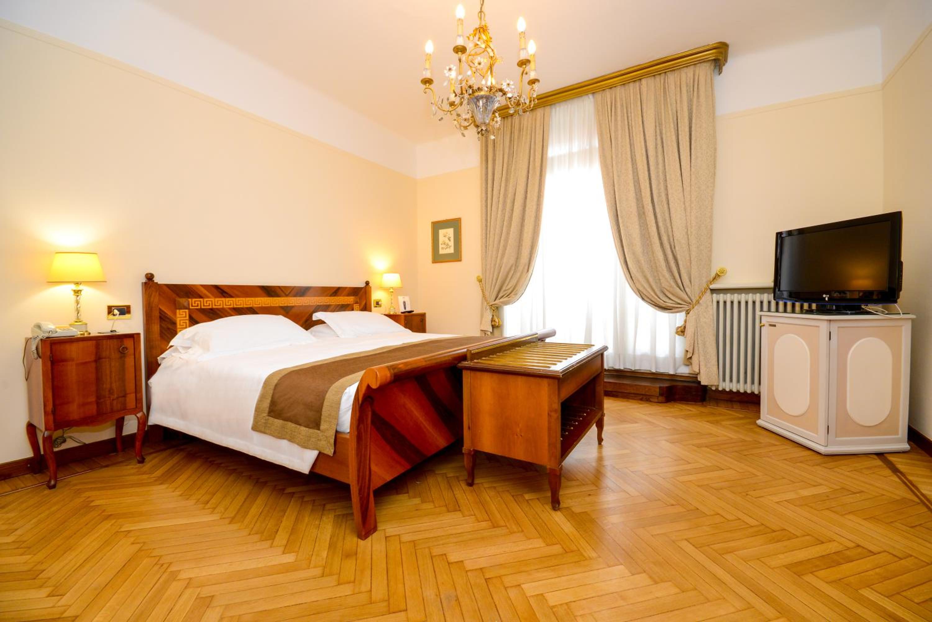 Superior Double Room with Duomo View - Photo 7