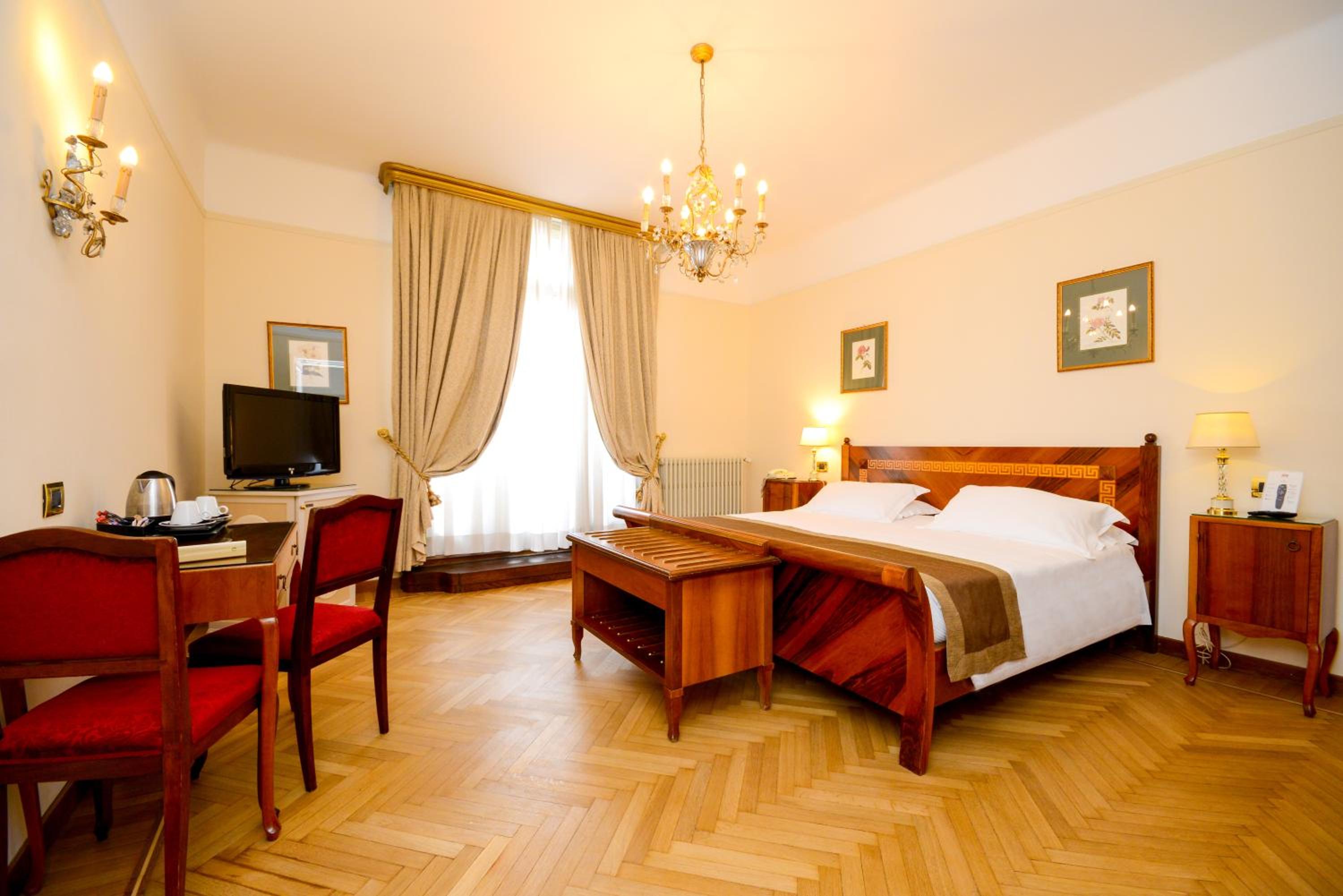 Superior Double Room with Duomo View - Photo 8