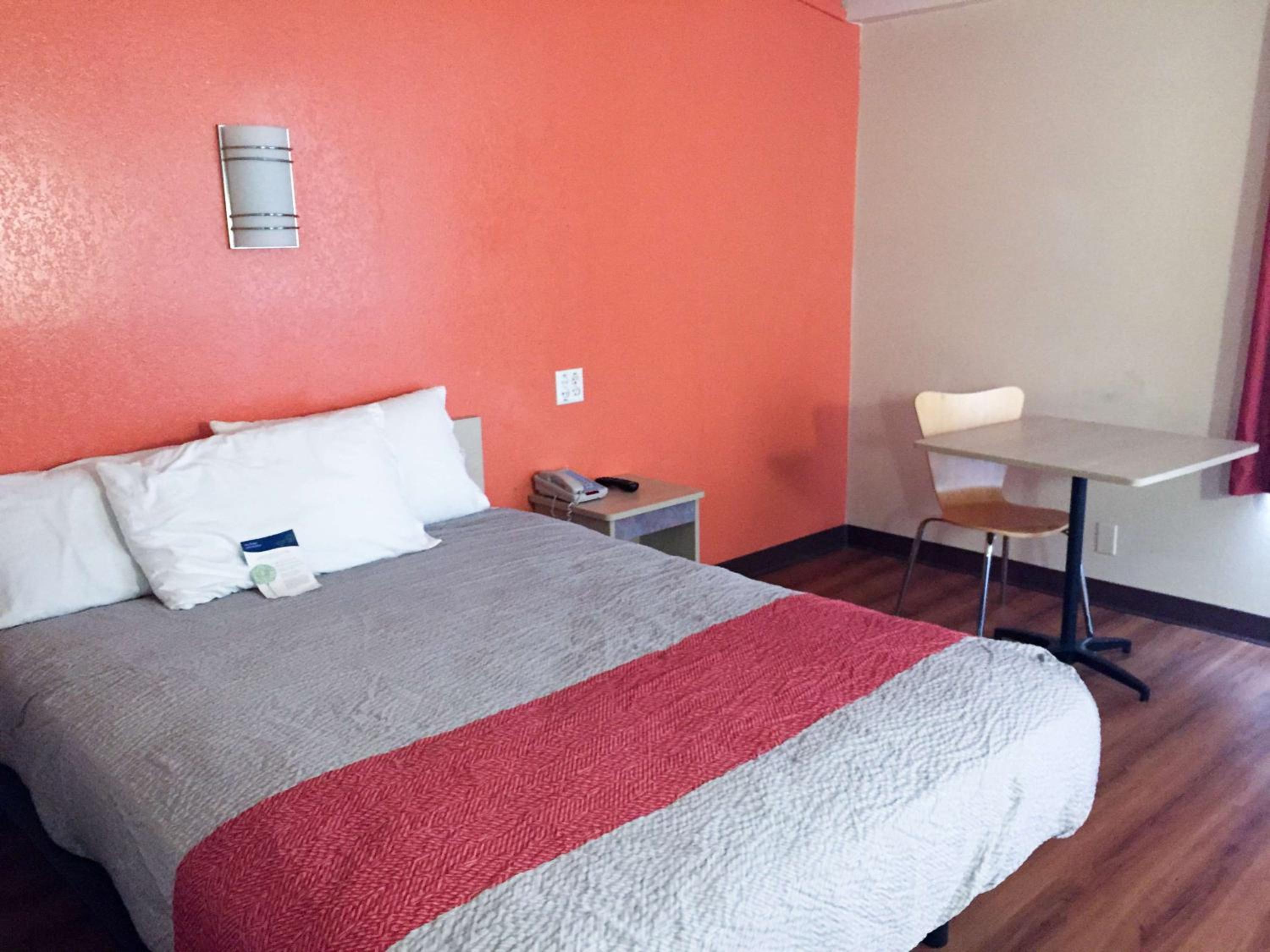 Deluxe Queen Room - Non-Smoking photo 1