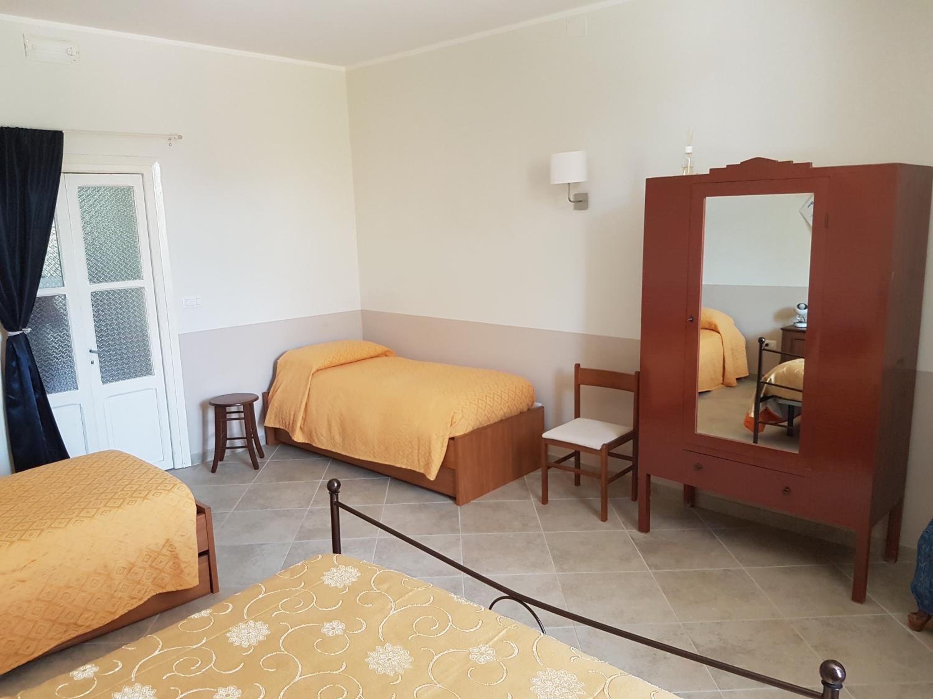 Triple Room with Shared Bathroom photo 2